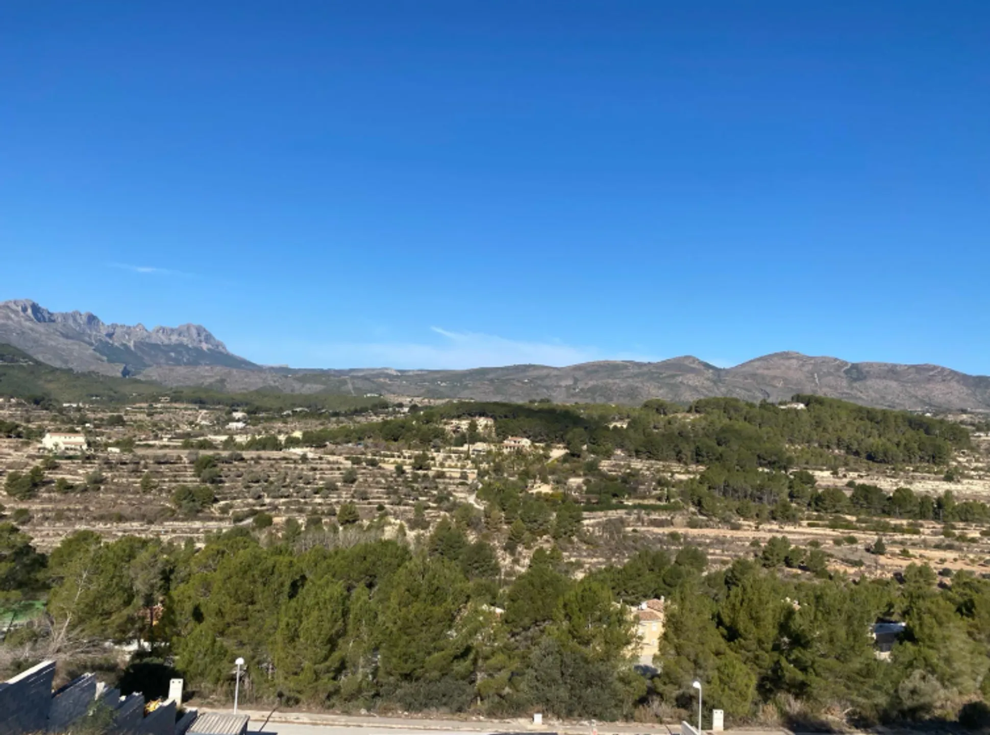 Nowa nowoczesna willa gotowa do budowy z zapierającym dech w piersiach widokiem na góry w Calpe