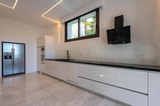 Большая современная вилла  в Алтее Хиллс — photo 13