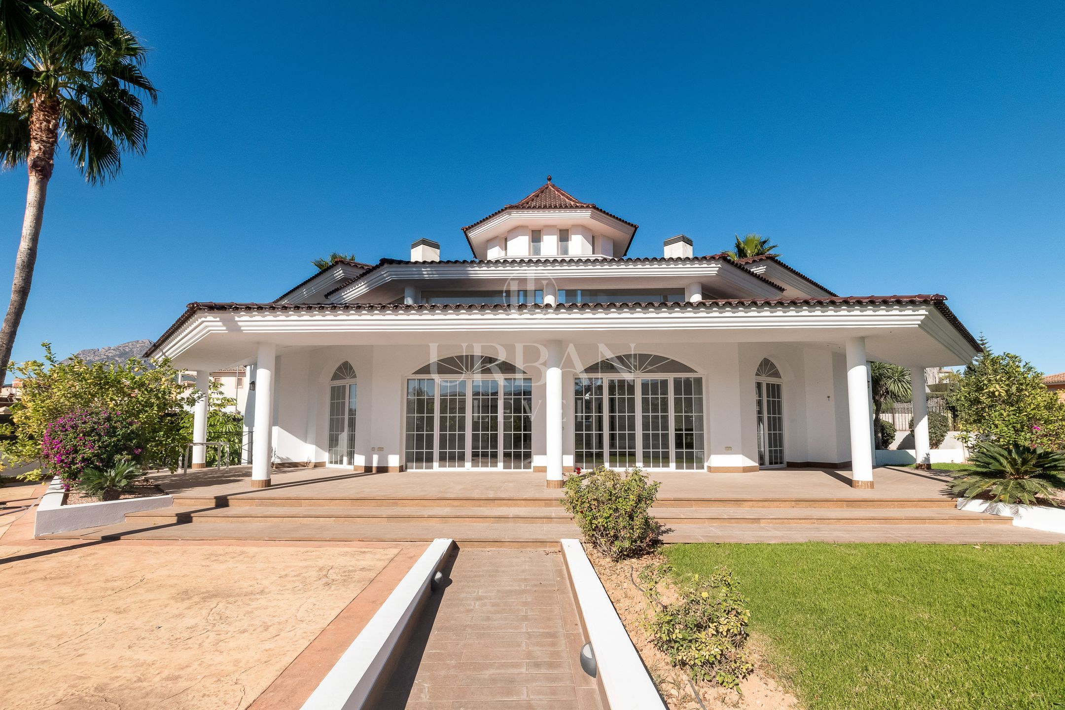 Spacious Colonial Villa with Garden and Pool