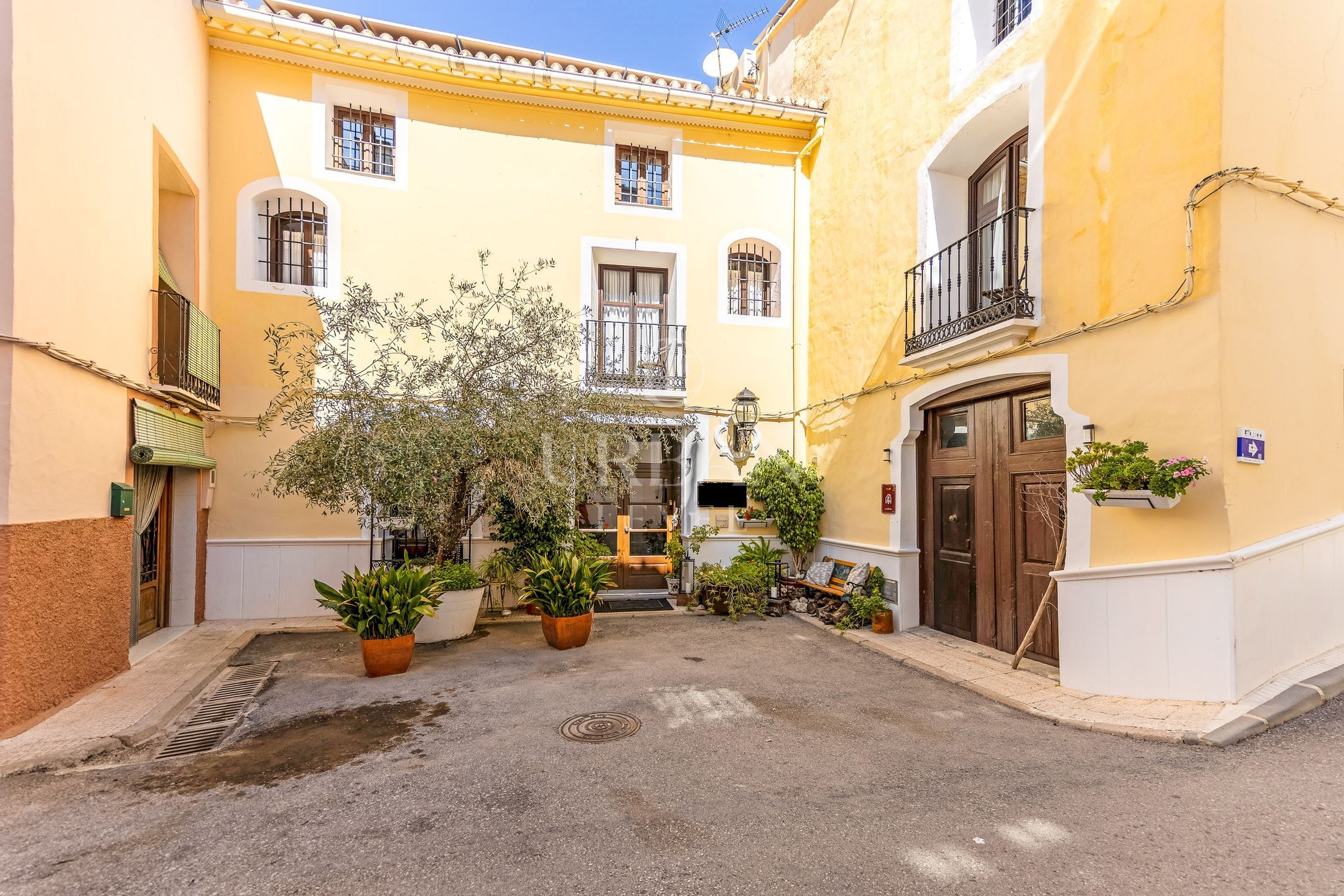 Spacious Mediterranean Townhouse with Guest House and Pool