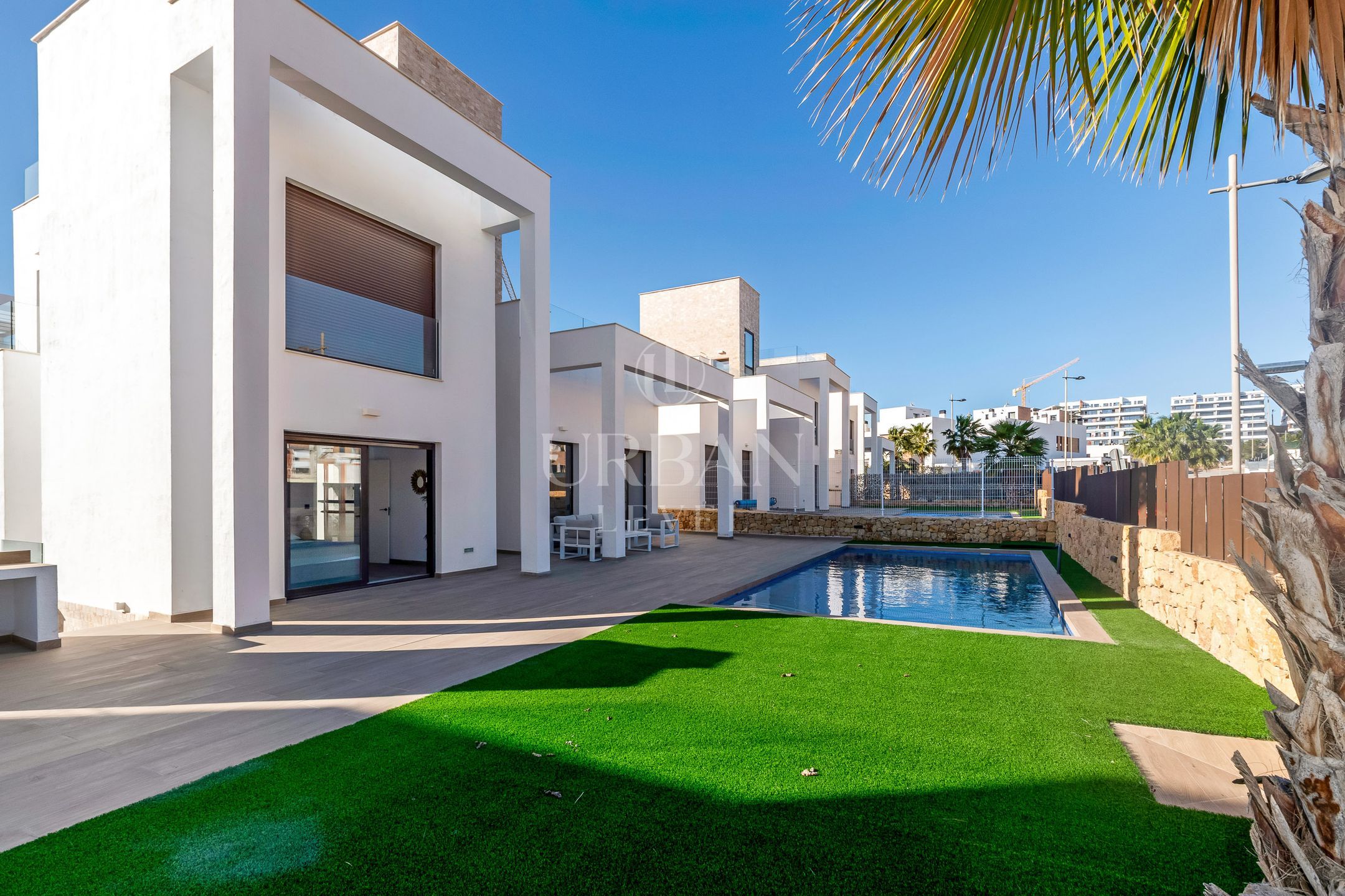 Modern Detached House with Terrace and Solarium