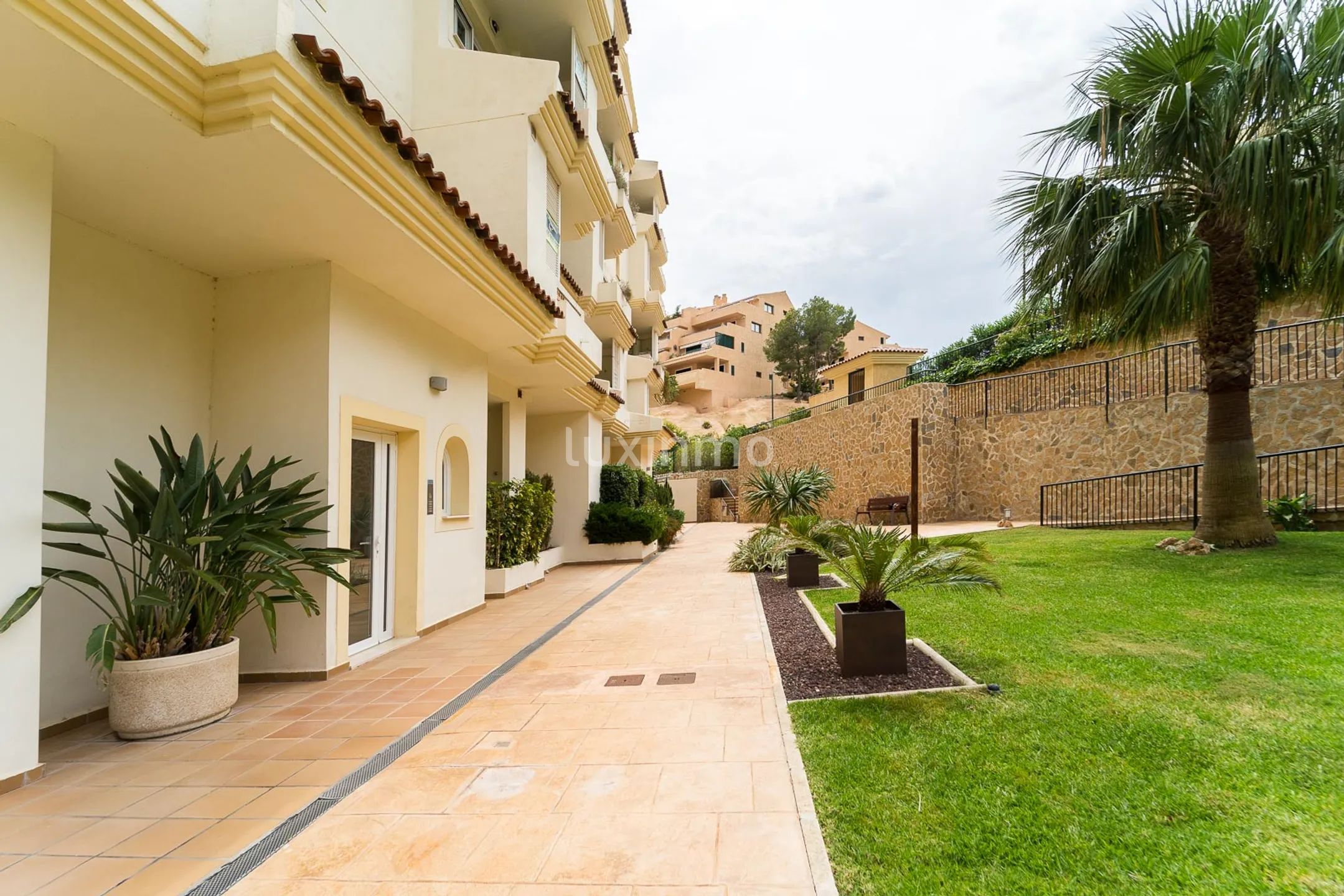 Apartment on the second line of the beach in Mascarat — photo 3