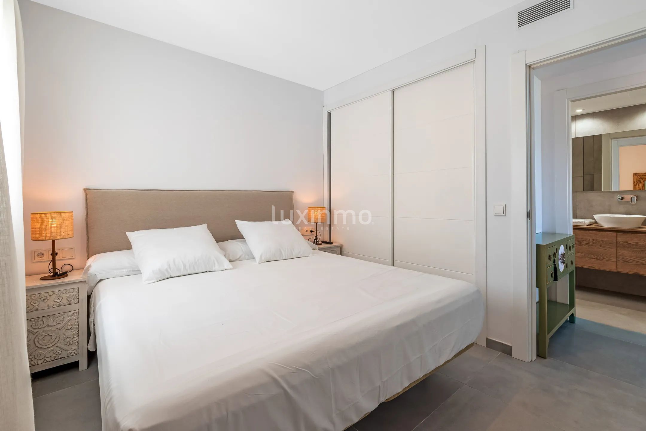 Modern penthouse met uitzicht op zee in Ibiza — photo 16