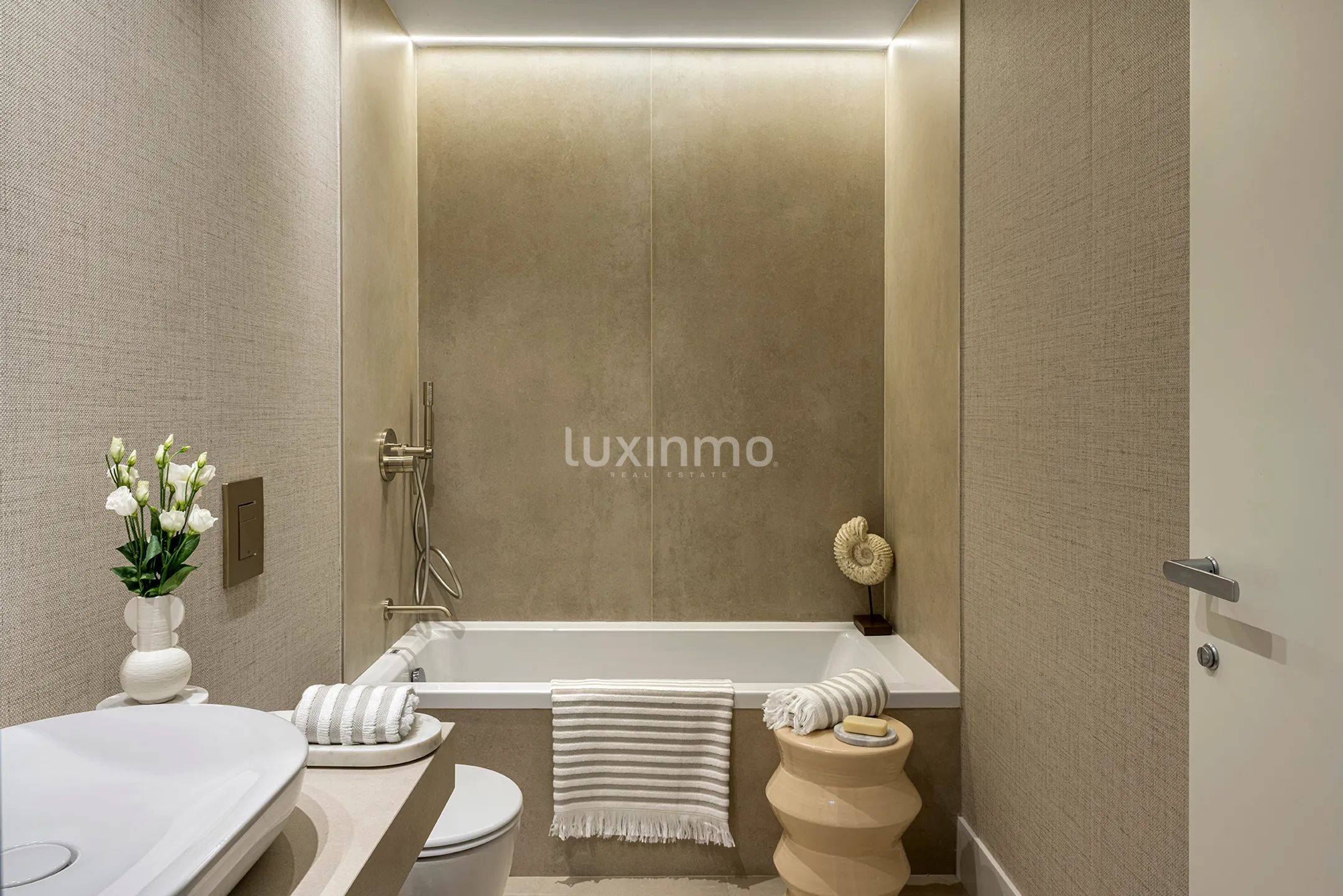 Unique apartments on the beachfront in Delfin Tower Benidorm — photo 18