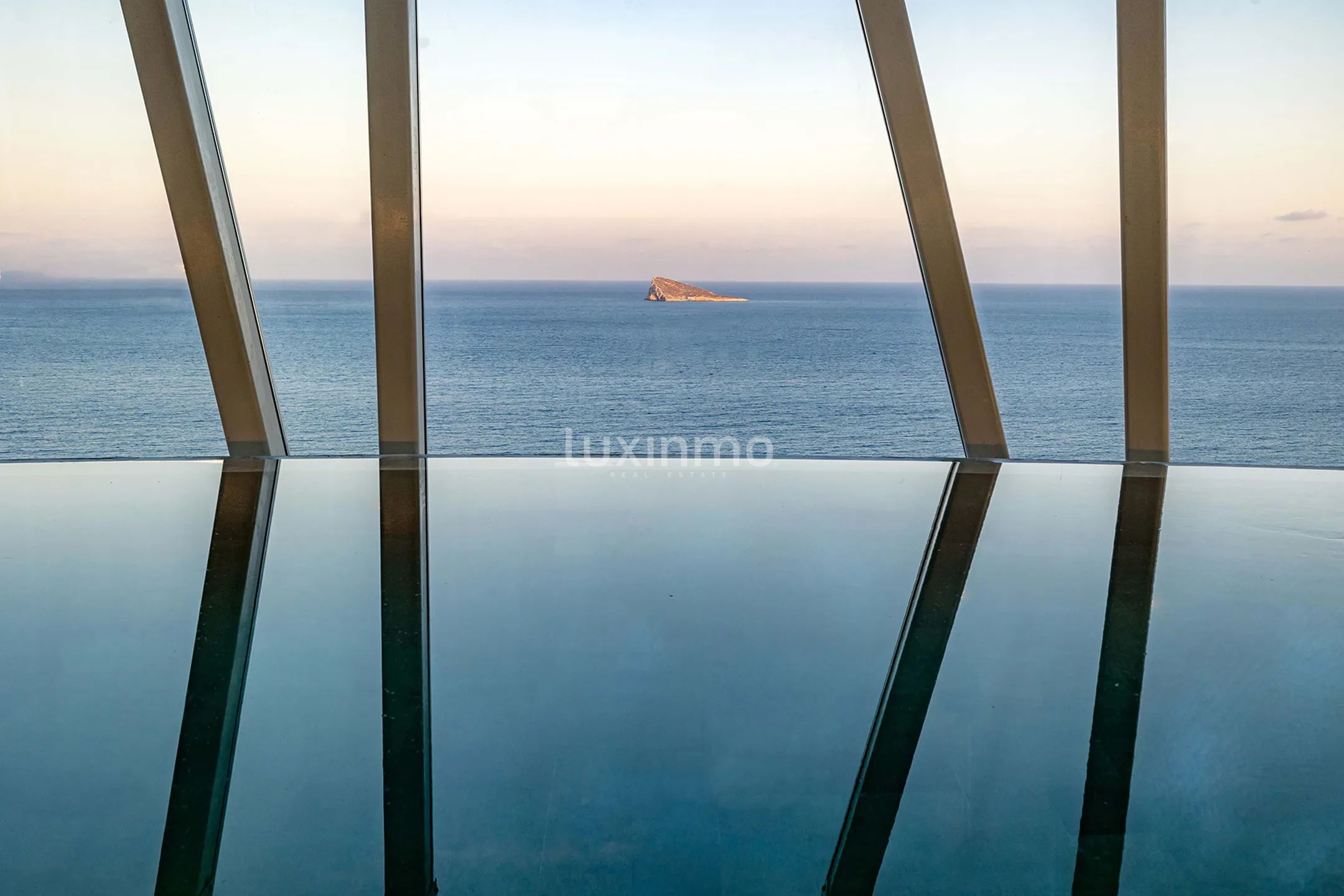 Unique apartments on the beachfront in Delfin Tower Benidorm — photo 29