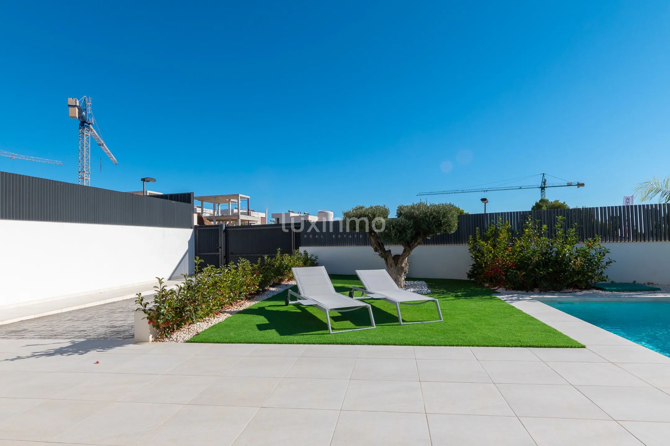 Villa with sea views for sale in Sierra Cortina — photo 3