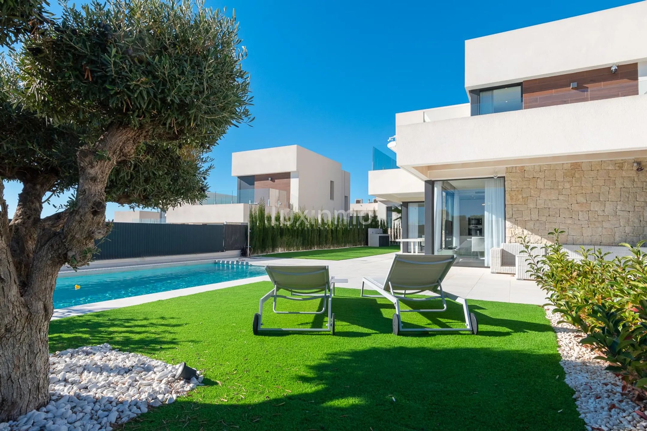 Villa with sea views for sale in Sierra Cortina — photo 2