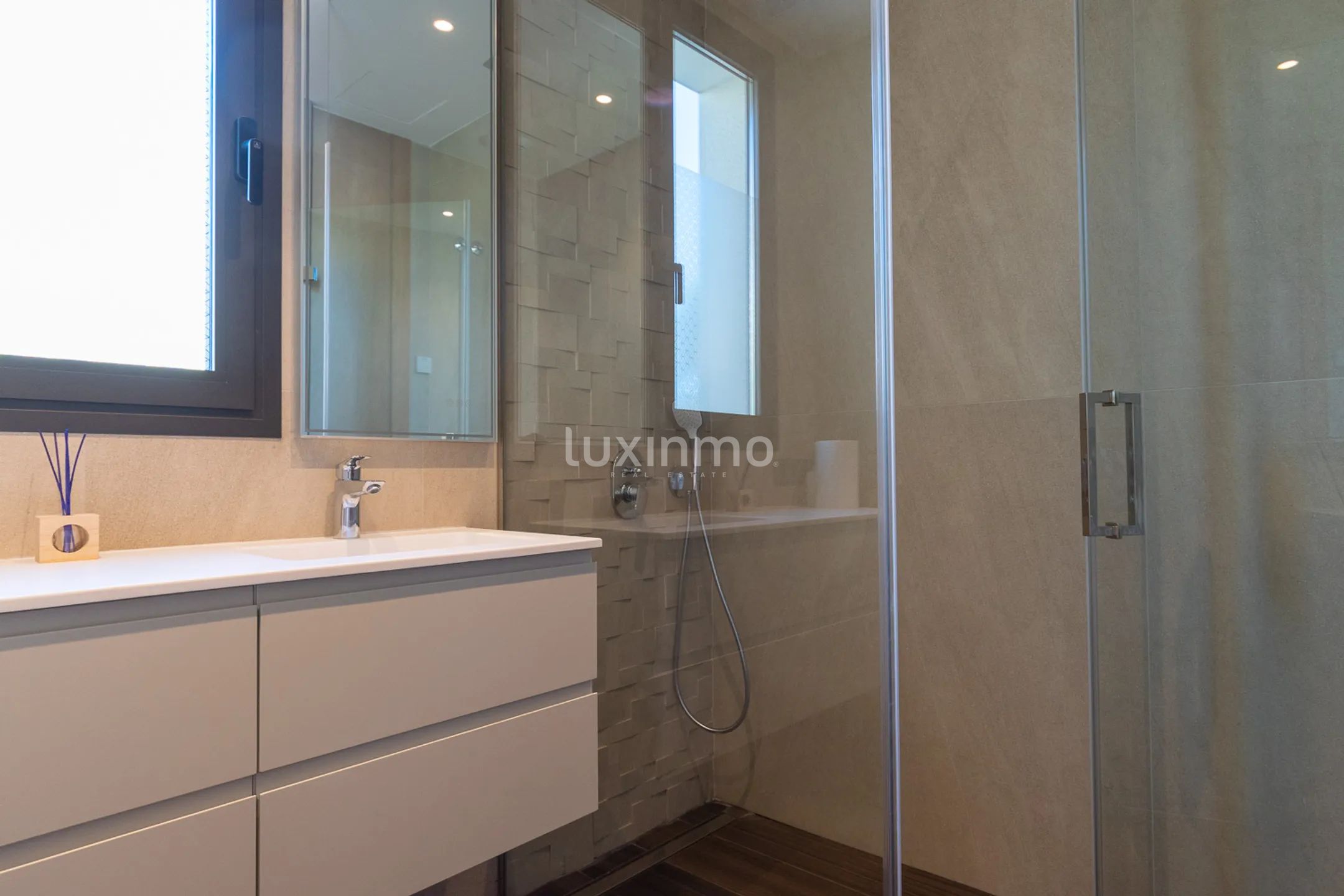 Villa with sea views for sale in Sierra Cortina — photo 19