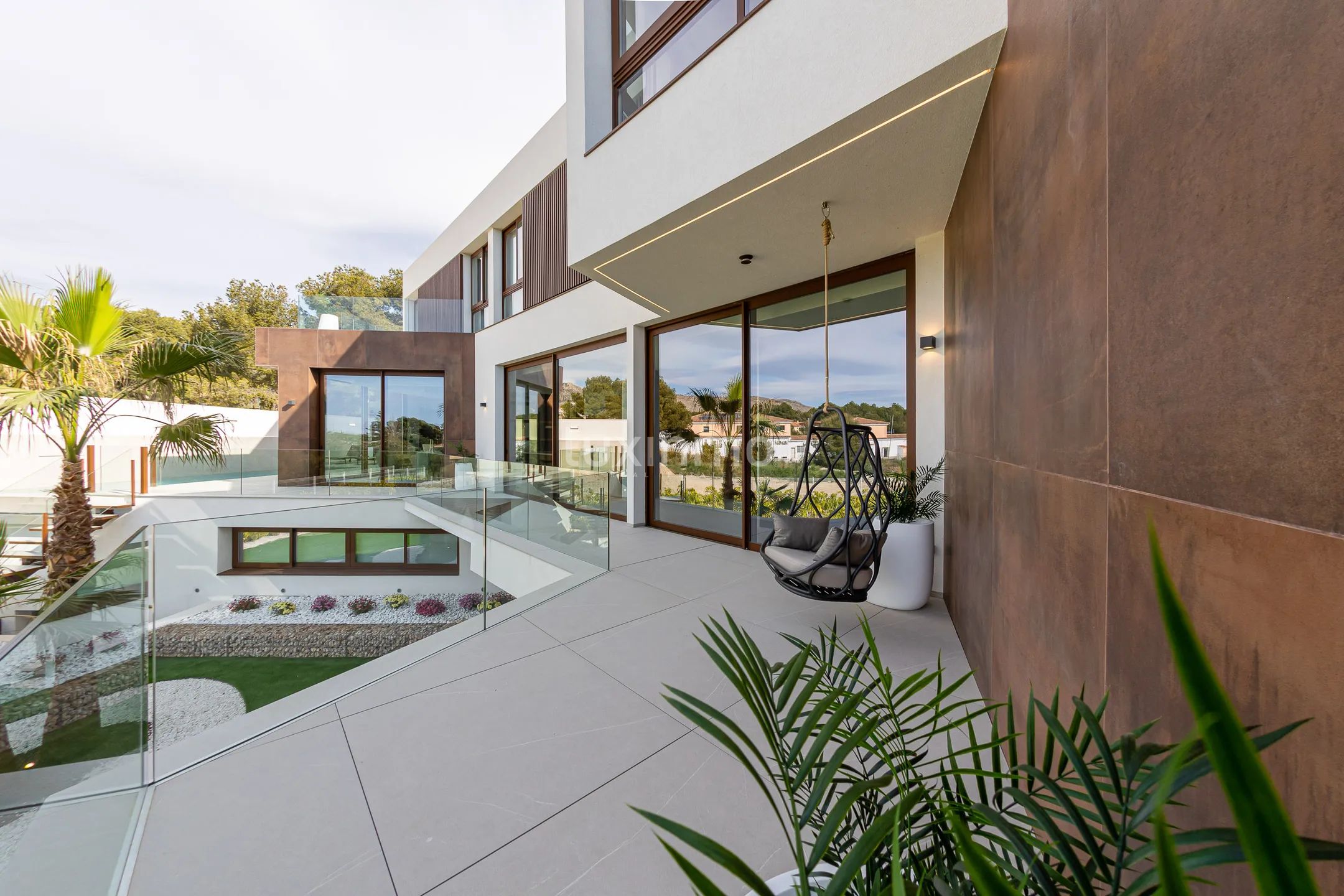 Modern villa with sea views in Benidorm — photo 37