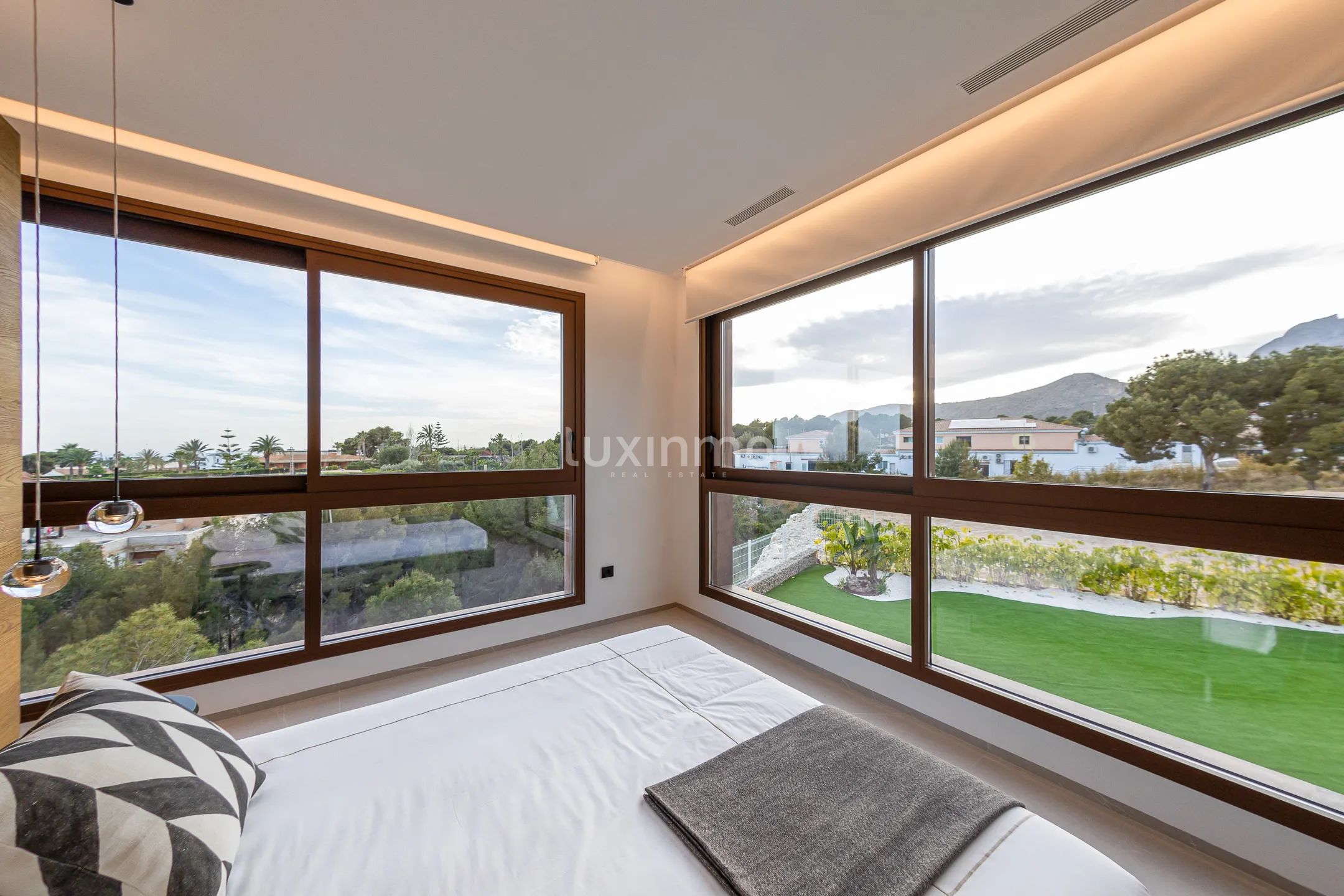 Modern villa with sea views in Benidorm — photo 29