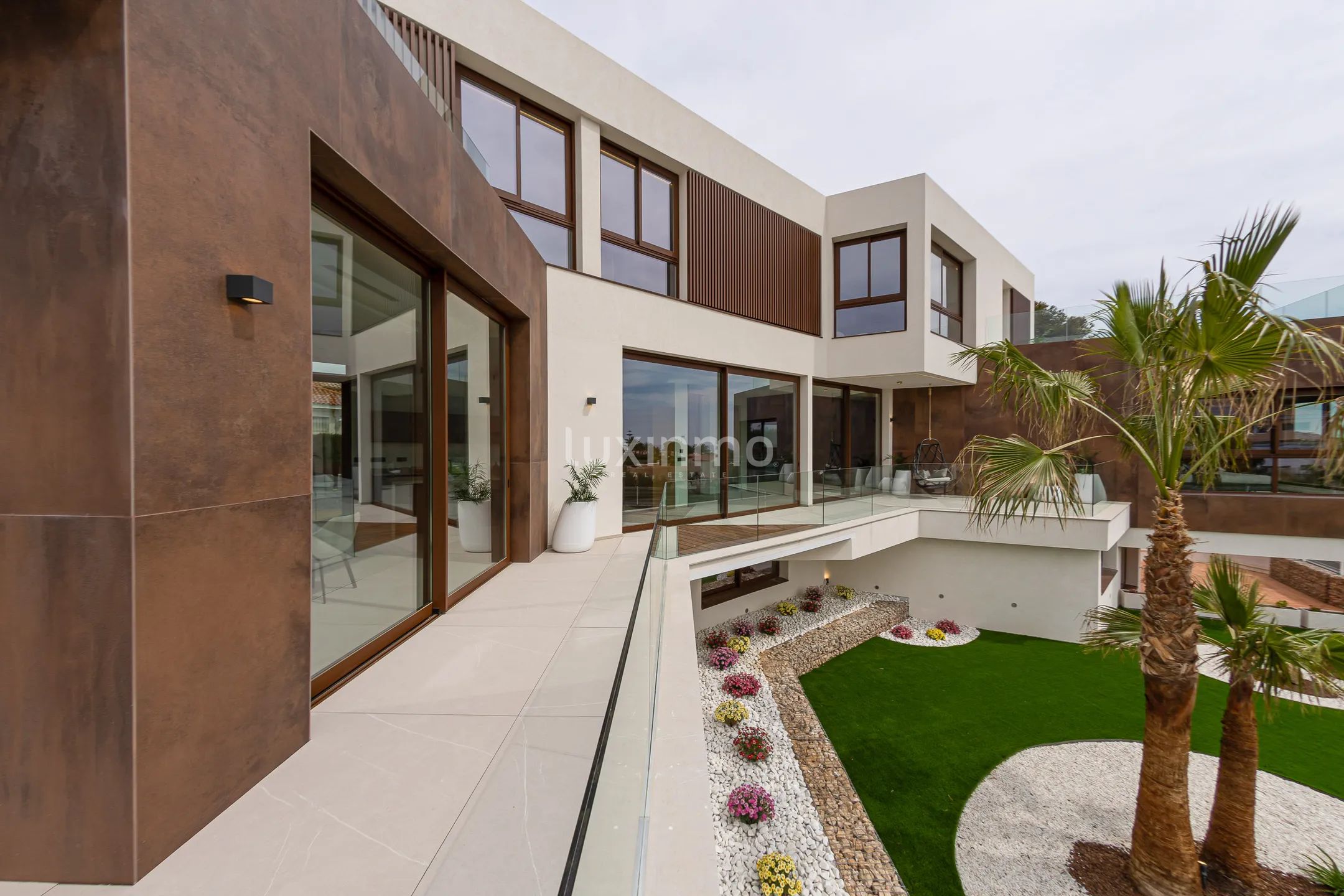 Modern villa with sea views in Benidorm — photo 35