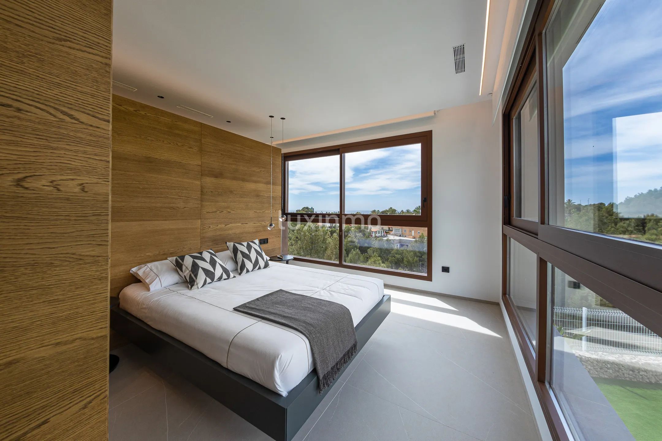 Modern villa with sea views in Benidorm — photo 13