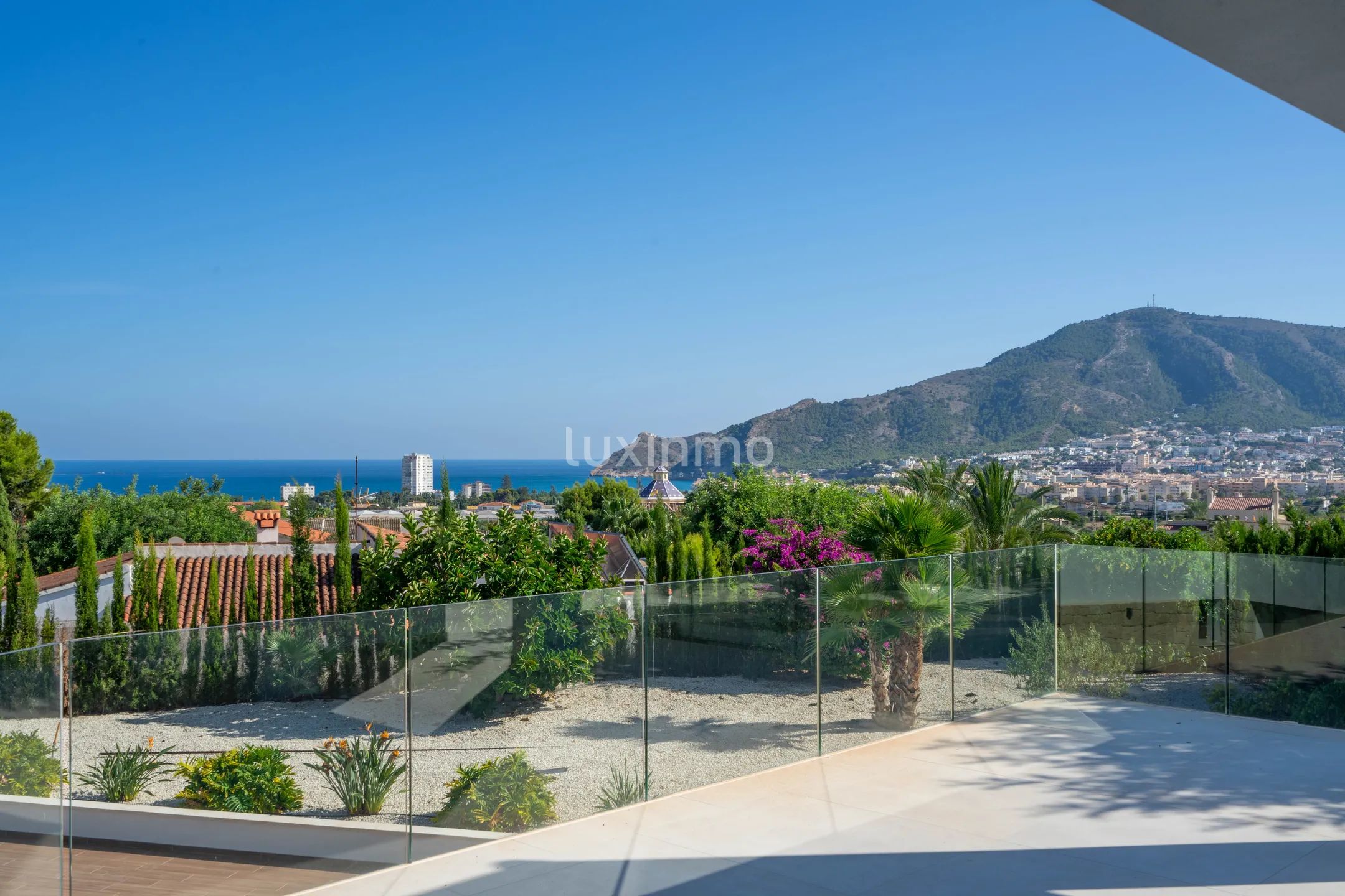 Striking luxury villa boasting sea views, bordering Altea — photo 11