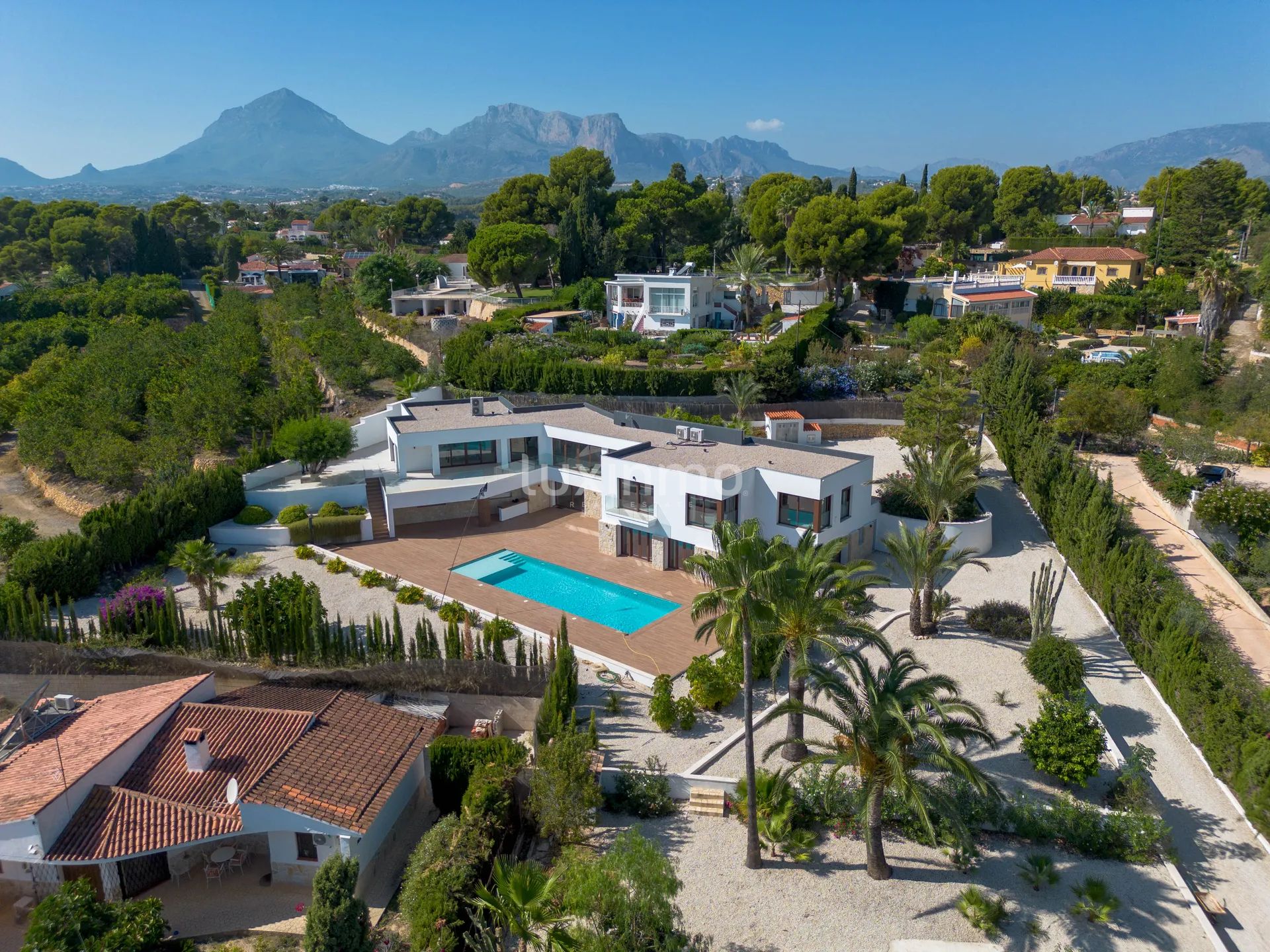 Striking luxury villa boasting sea views, bordering Altea — photo 32
