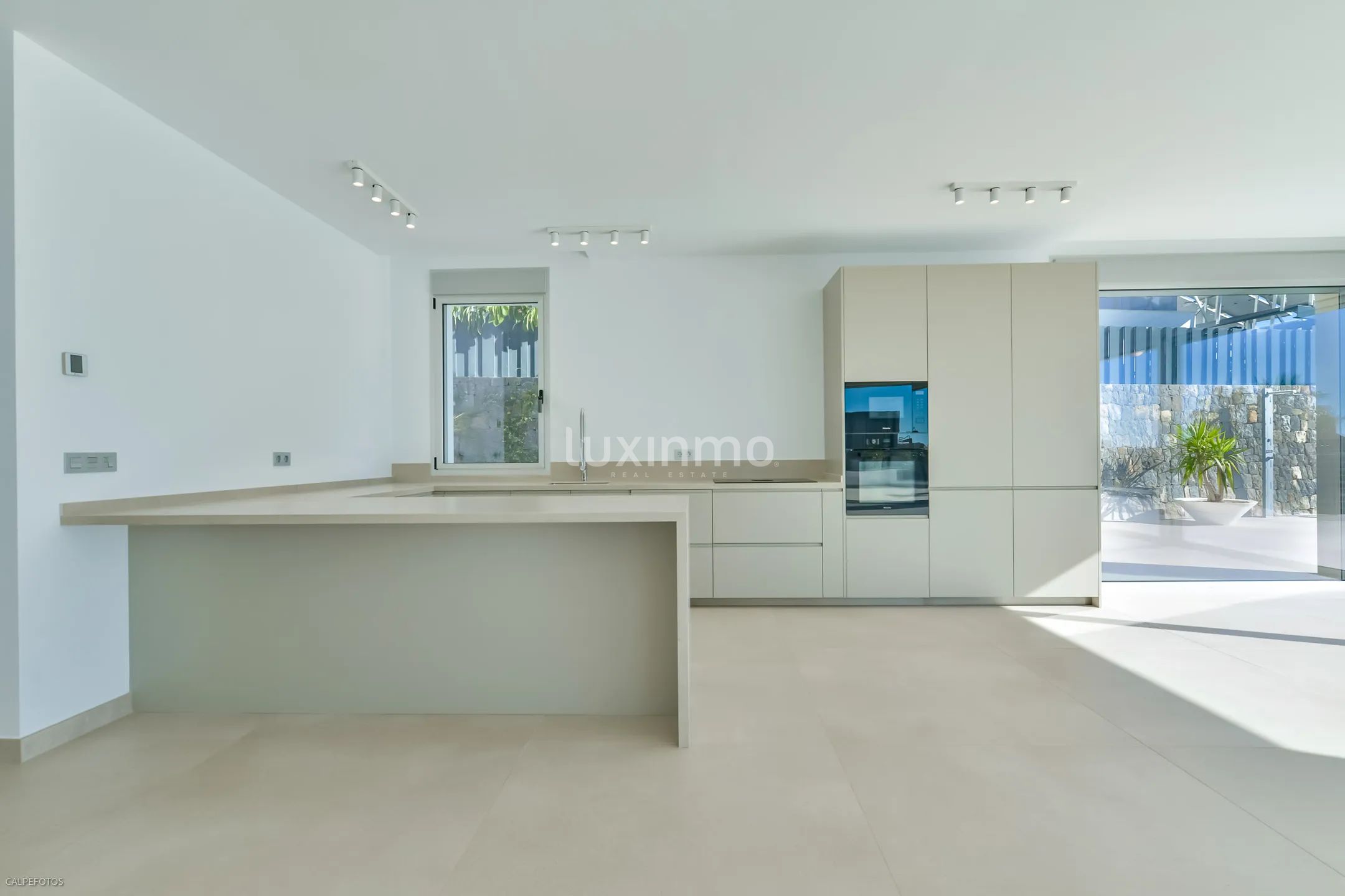 Zu verkaufen eine moderne Villa in Sierra Cortina — photo 8