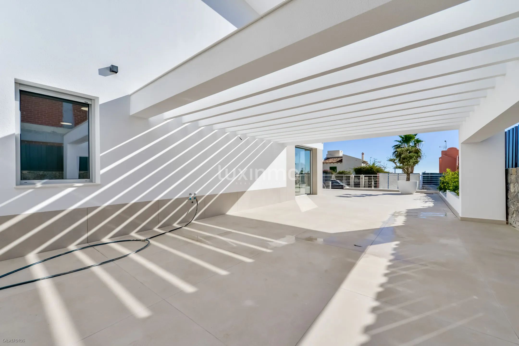 Zu verkaufen eine moderne Villa in Sierra Cortina — photo 43