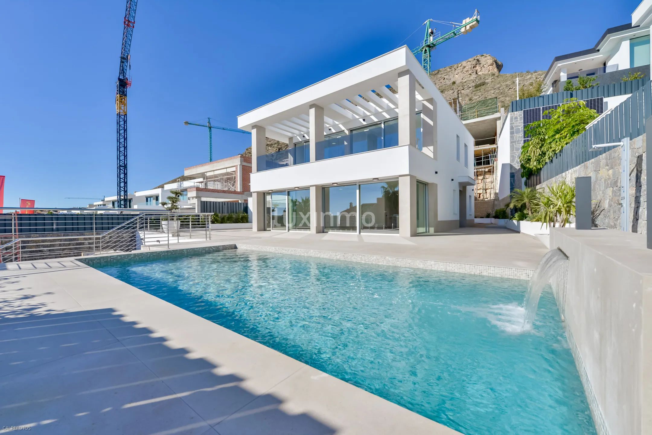 Zu verkaufen eine moderne Villa in Sierra Cortina — photo 1