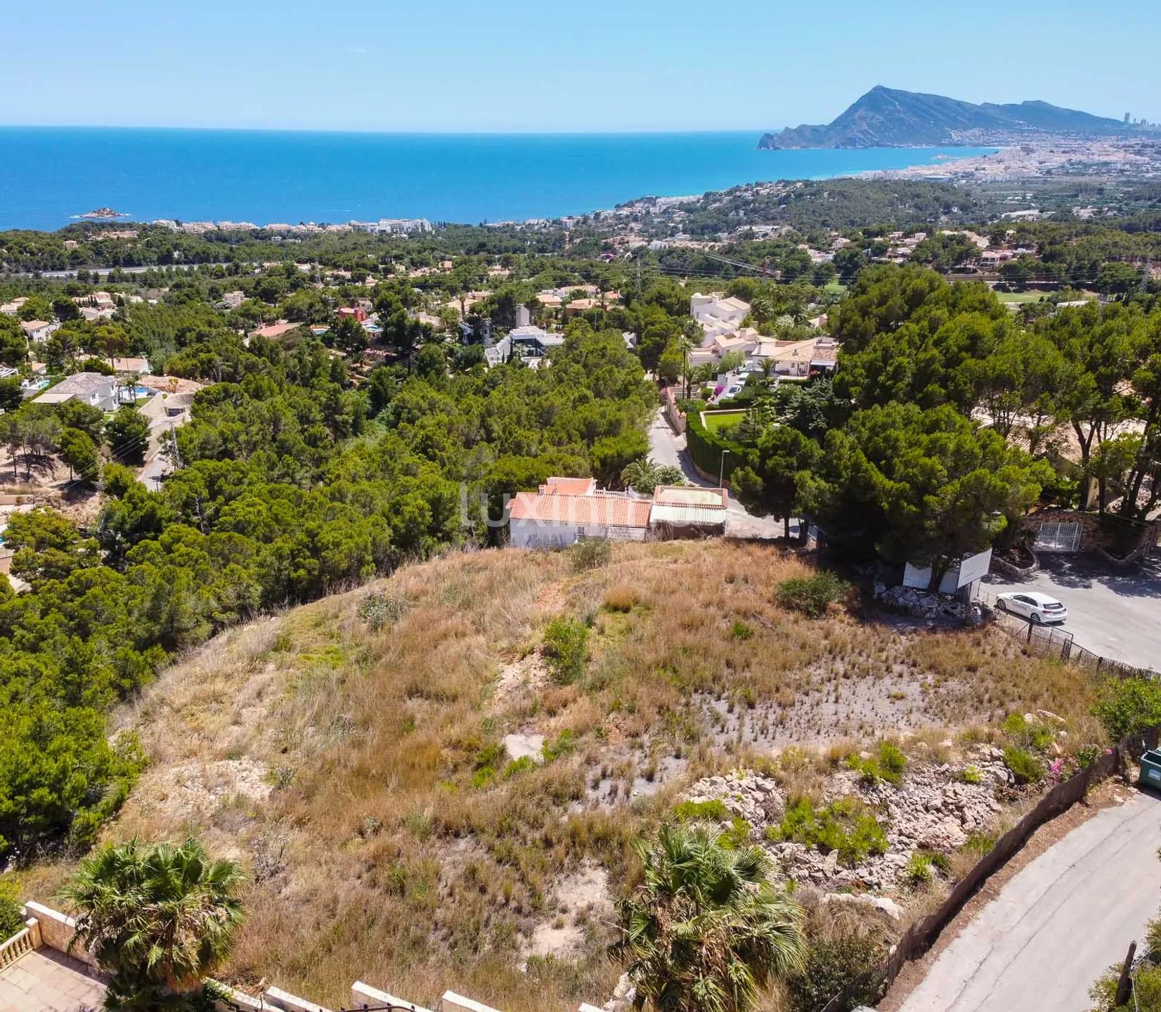 Large flat plot of land with sea views in Altea