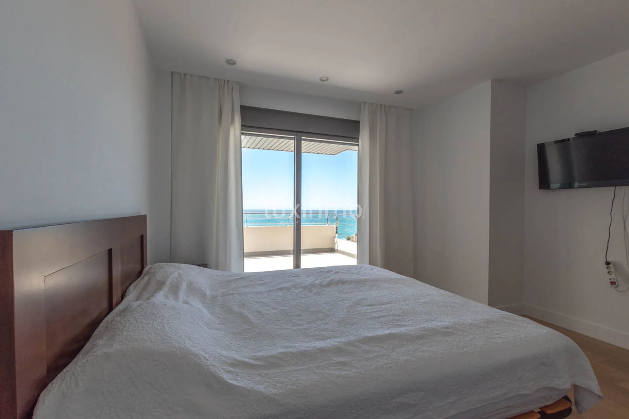Spacious penthouse with sea views for sale in Mascarat — photo 39