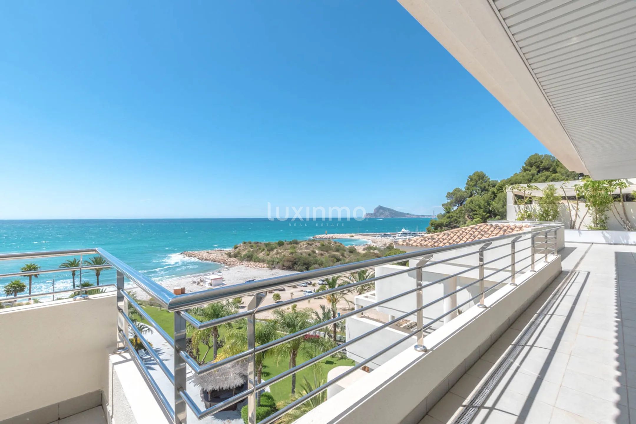 Spacious penthouse with sea views for sale in Mascarat — photo 2
