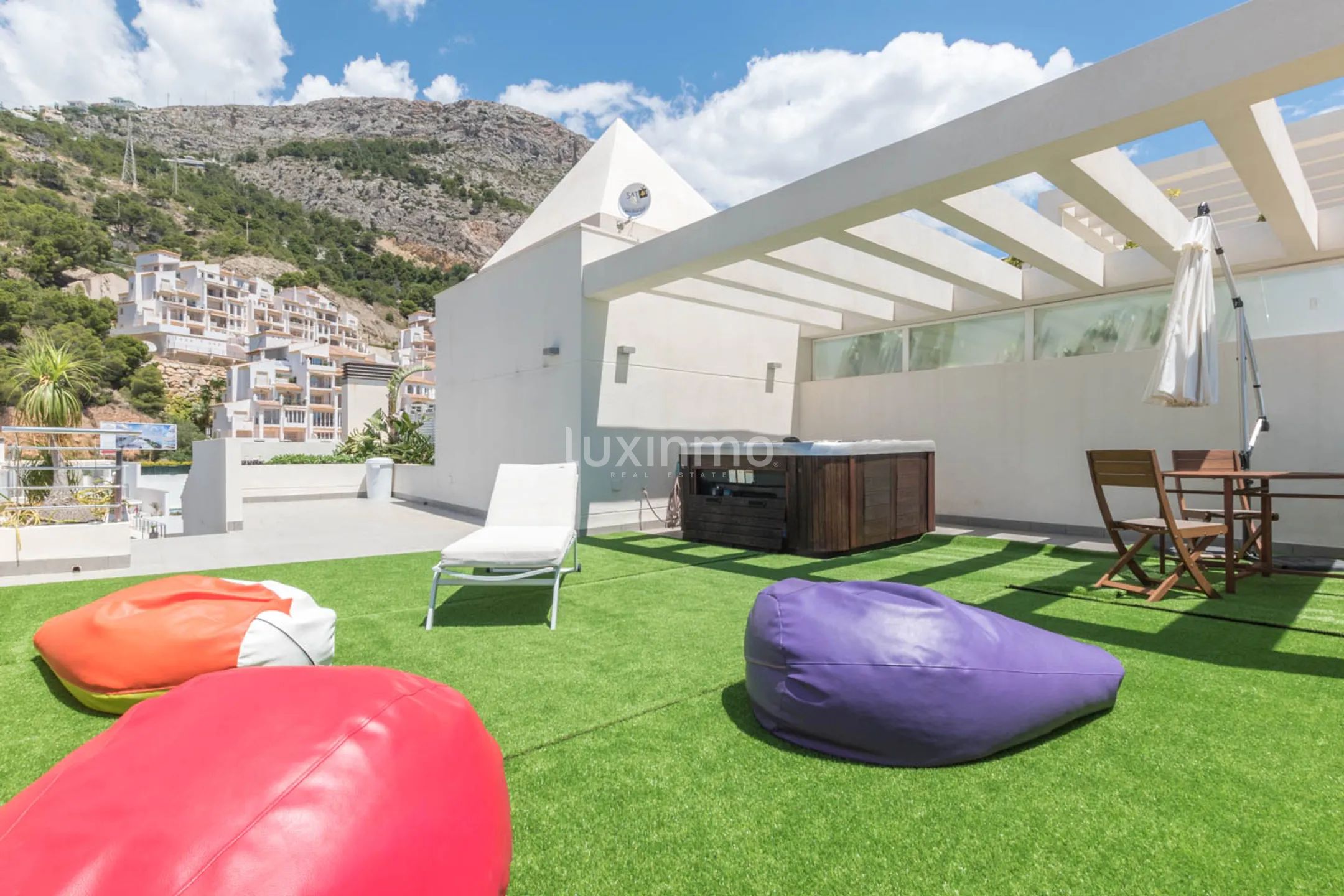 Spacious penthouse with sea views for sale in Mascarat — photo 5