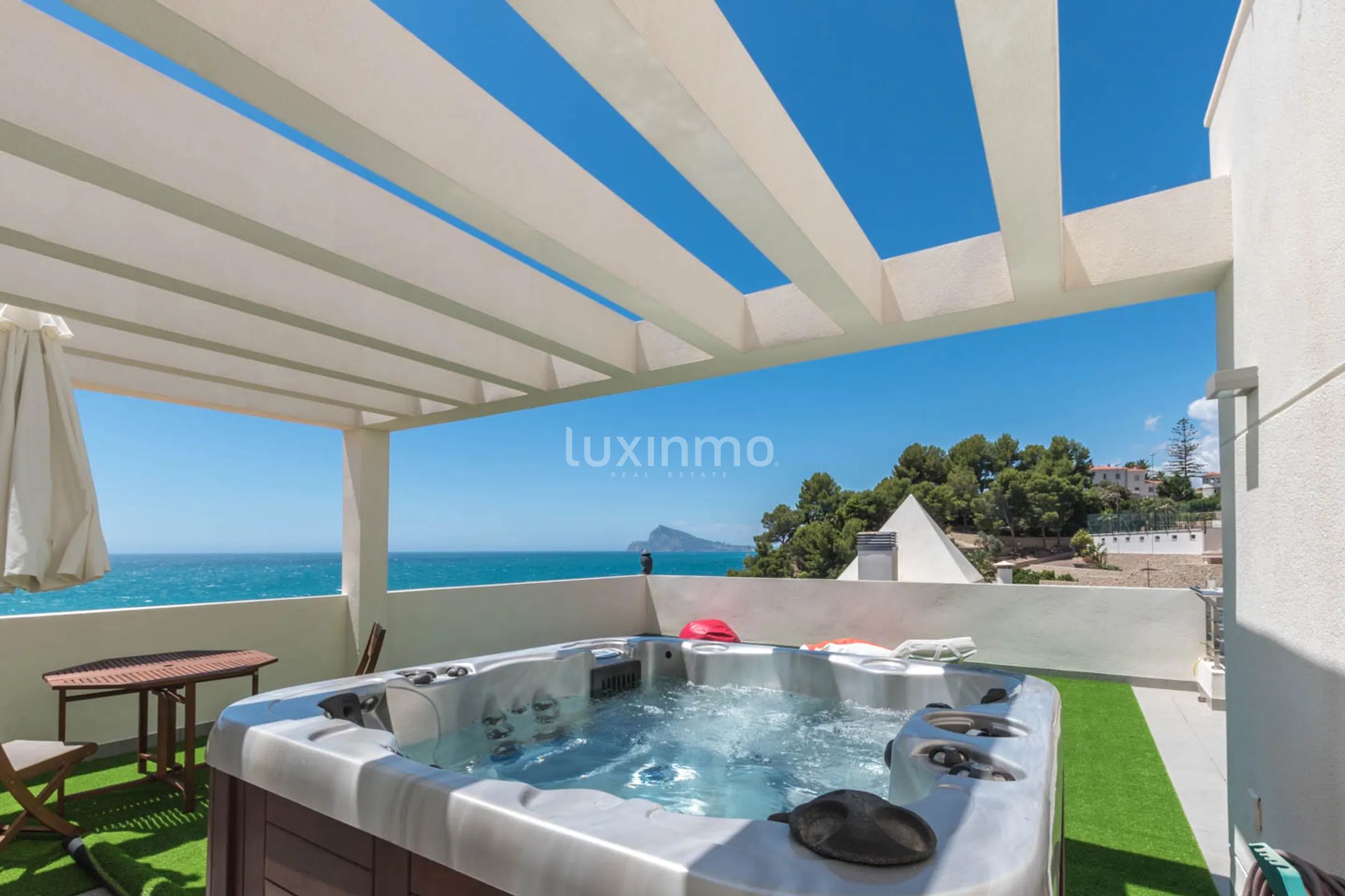 Spacious penthouse with sea views for sale in Mascarat — photo 7