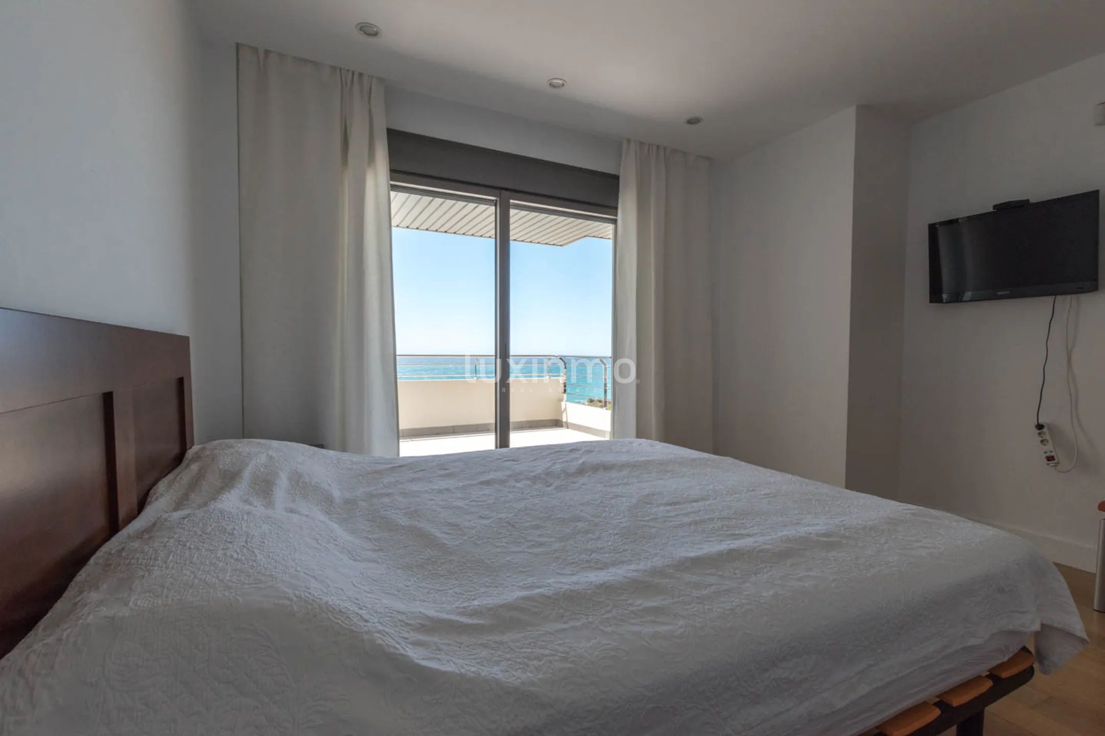Spacious penthouse with sea views for sale in Mascarat — photo 40