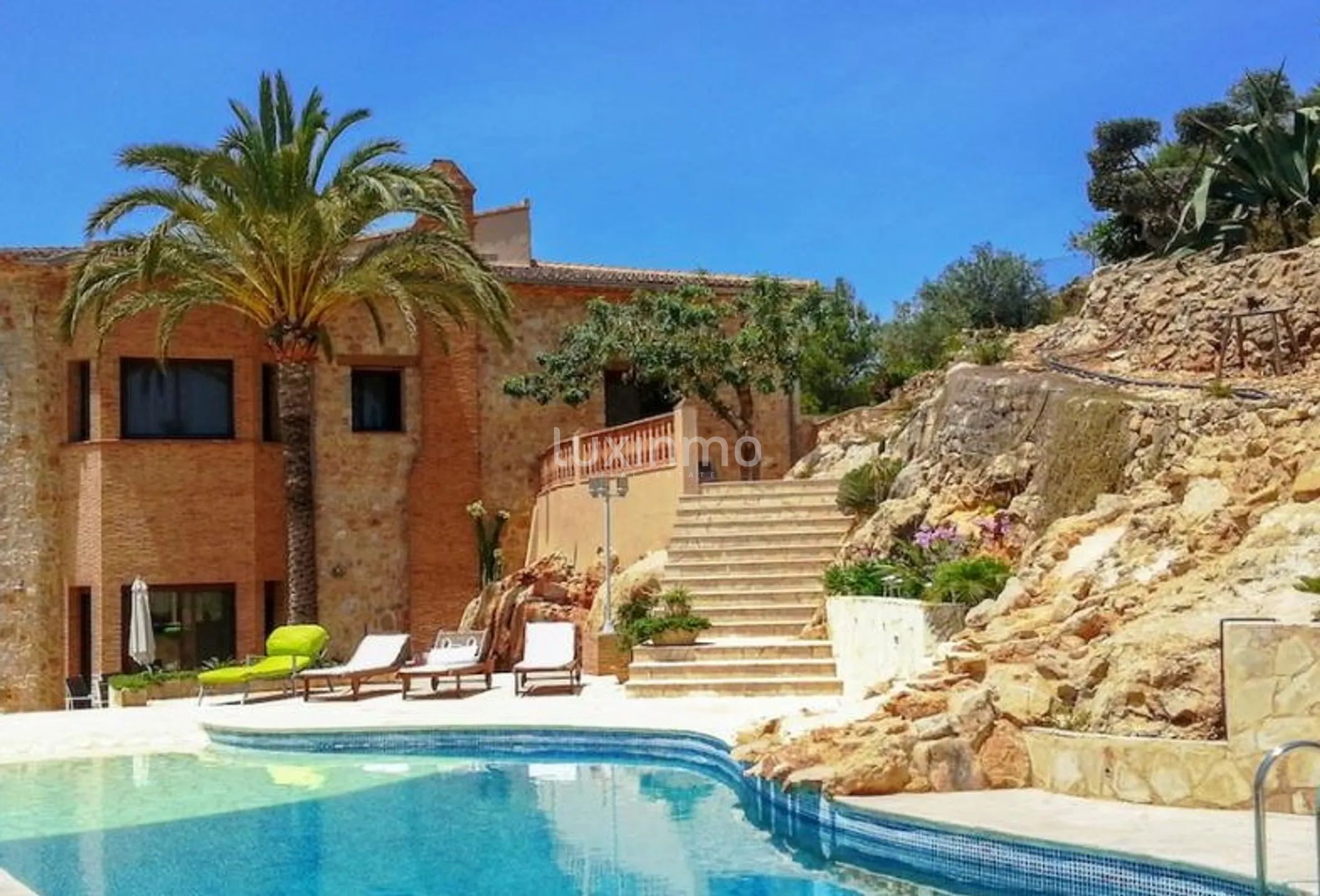 Rustic house on large mountain plot in Pedreguer