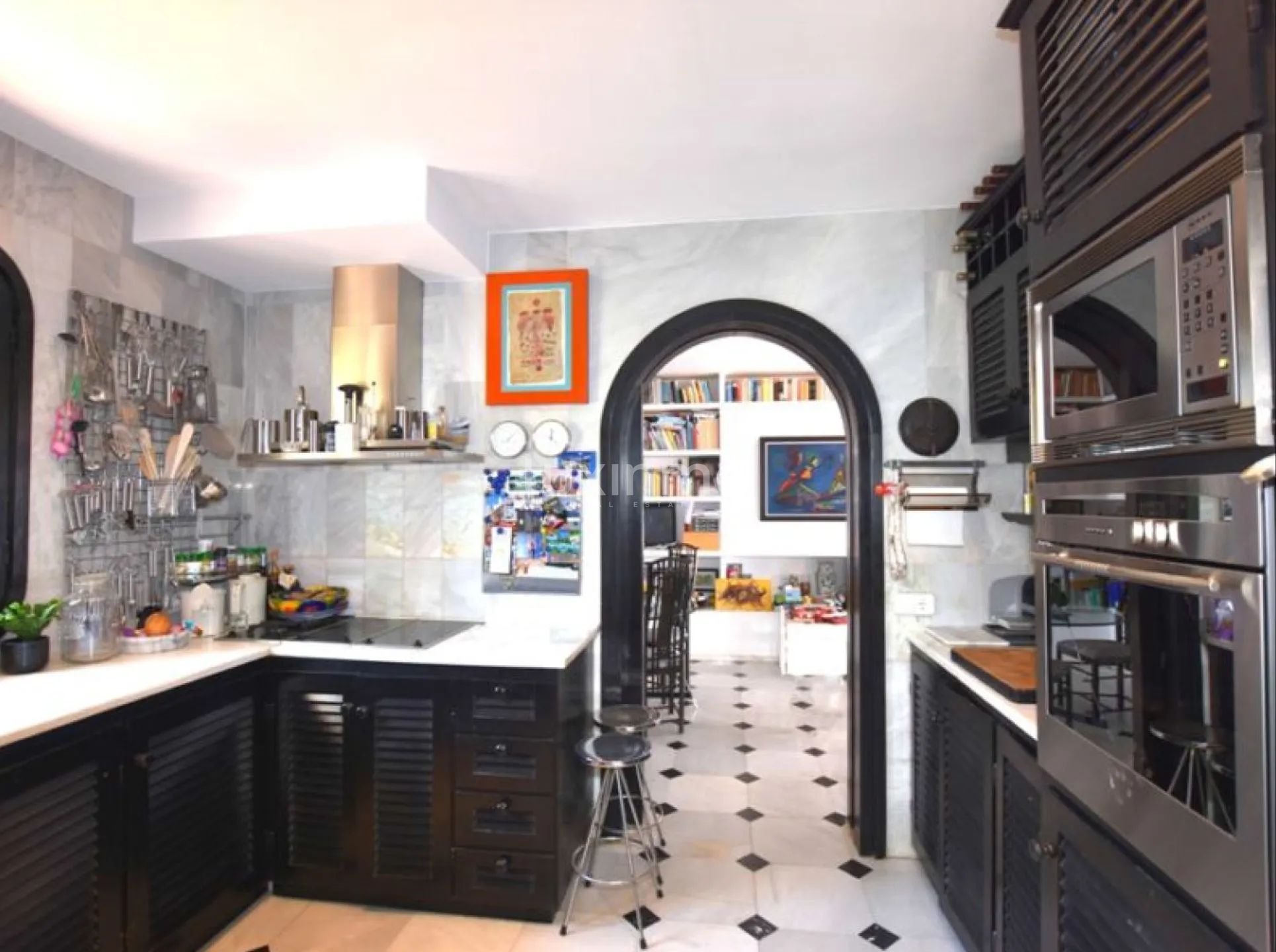 Ett konstverk vid stranden i en villa i Albir — photo 22