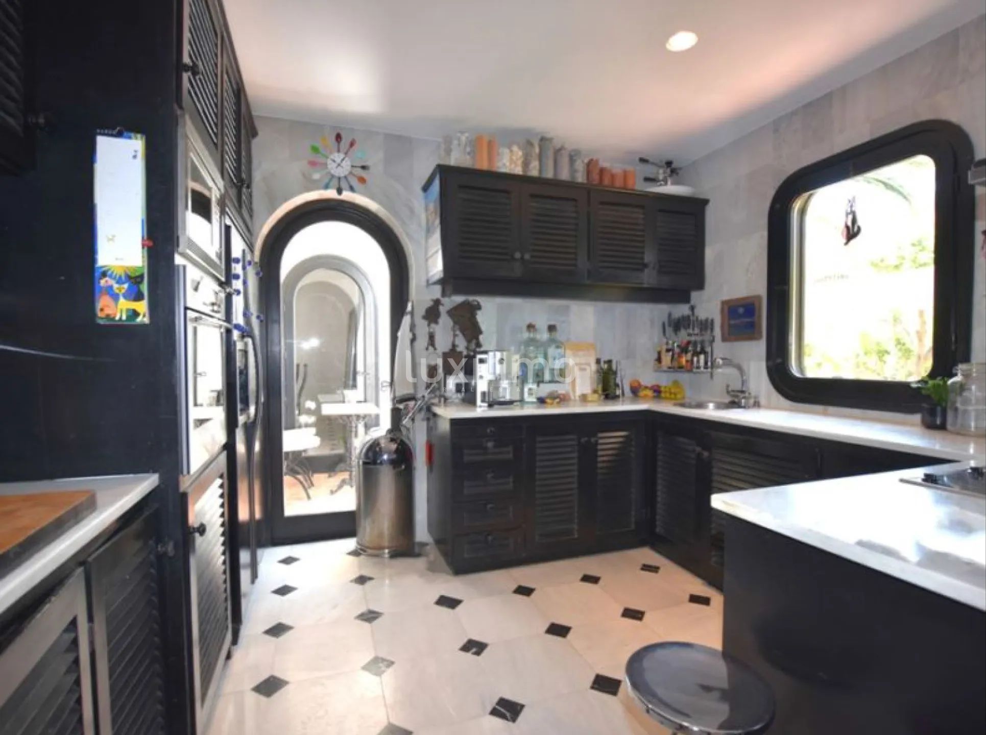 Ett konstverk vid stranden i en villa i Albir — photo 21