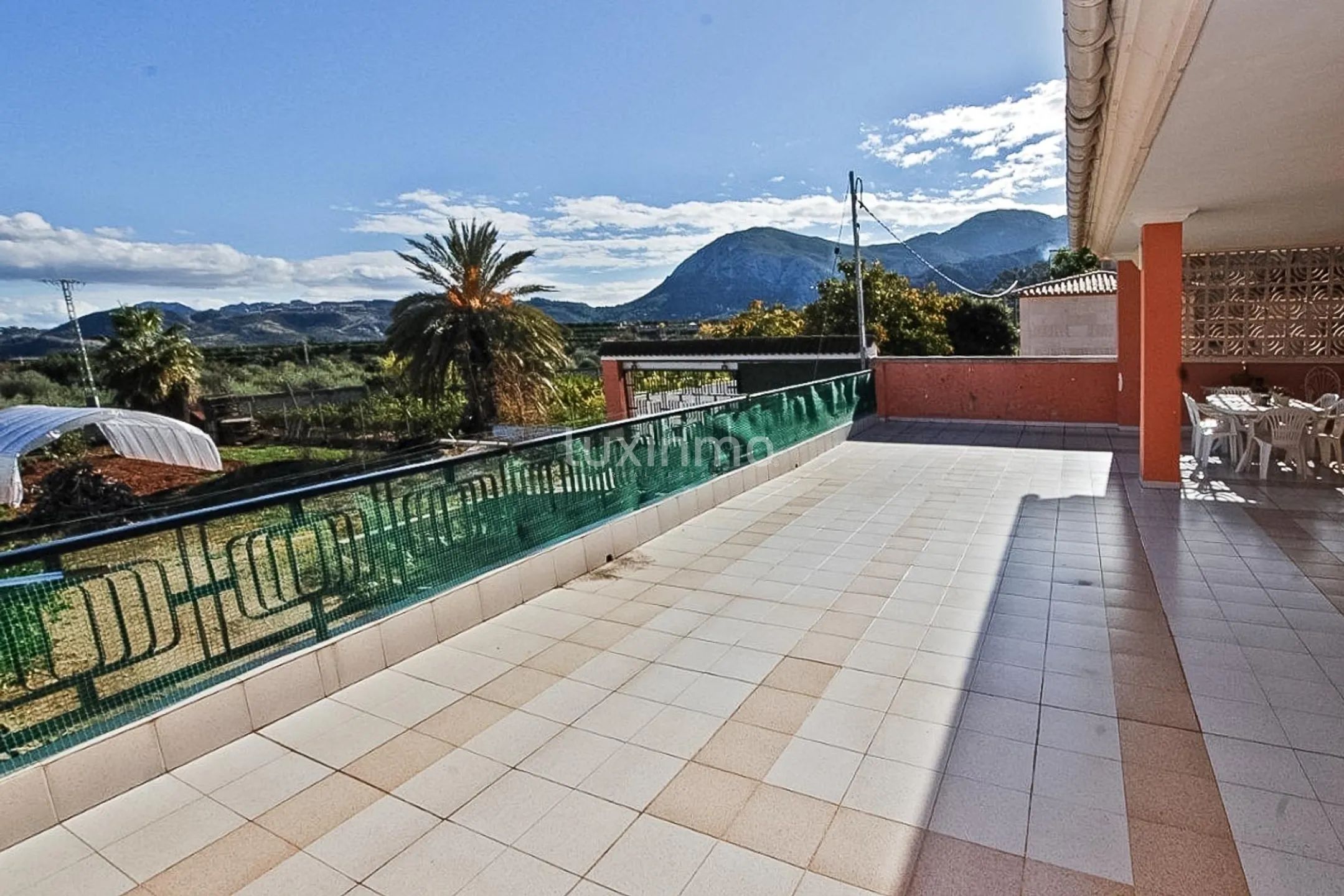 Town house with sea views and a big plot