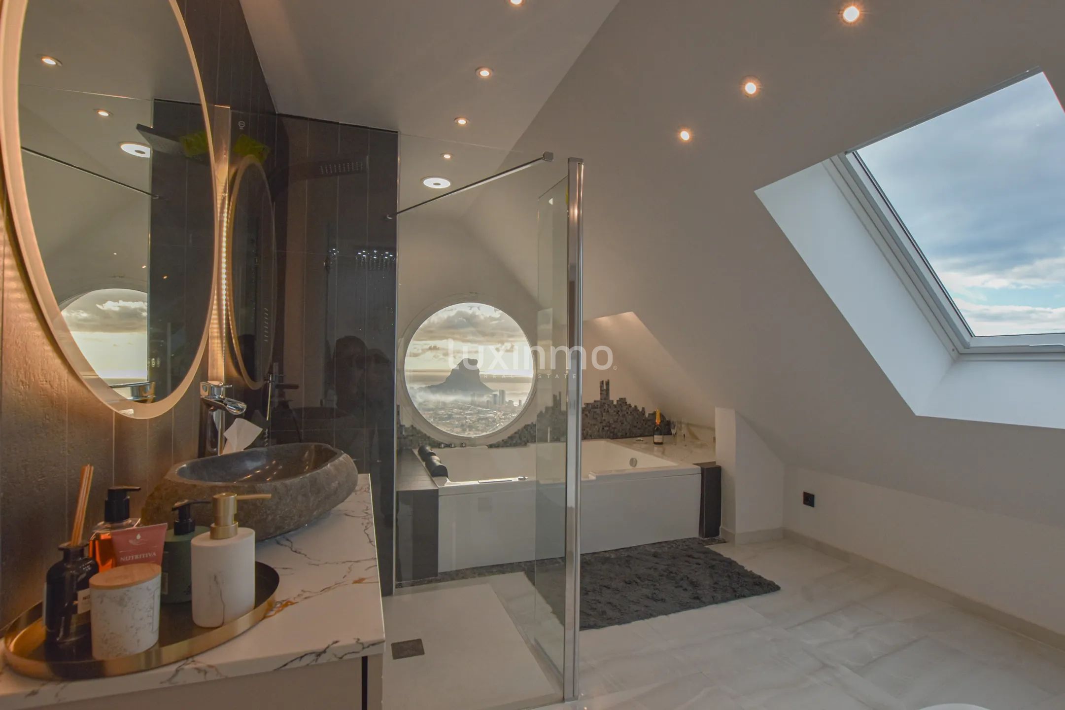 Villa à vendre dans l'emplacement unique d'Oltamar Calpe avec des vues panoramiques et des vues sur la mer — photo 32