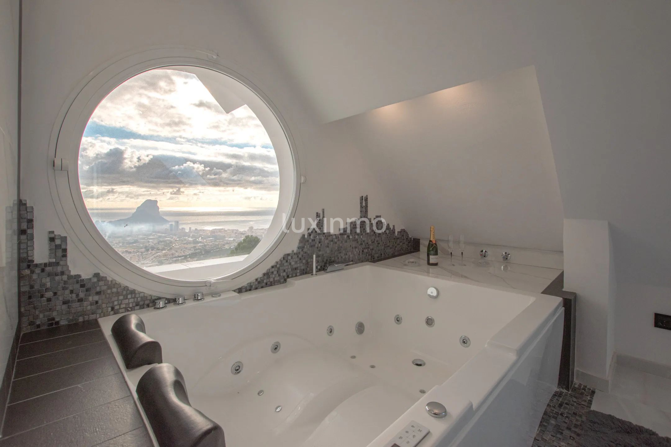 Villa à vendre dans l'emplacement unique d'Oltamar Calpe avec des vues panoramiques et des vues sur la mer — photo 31