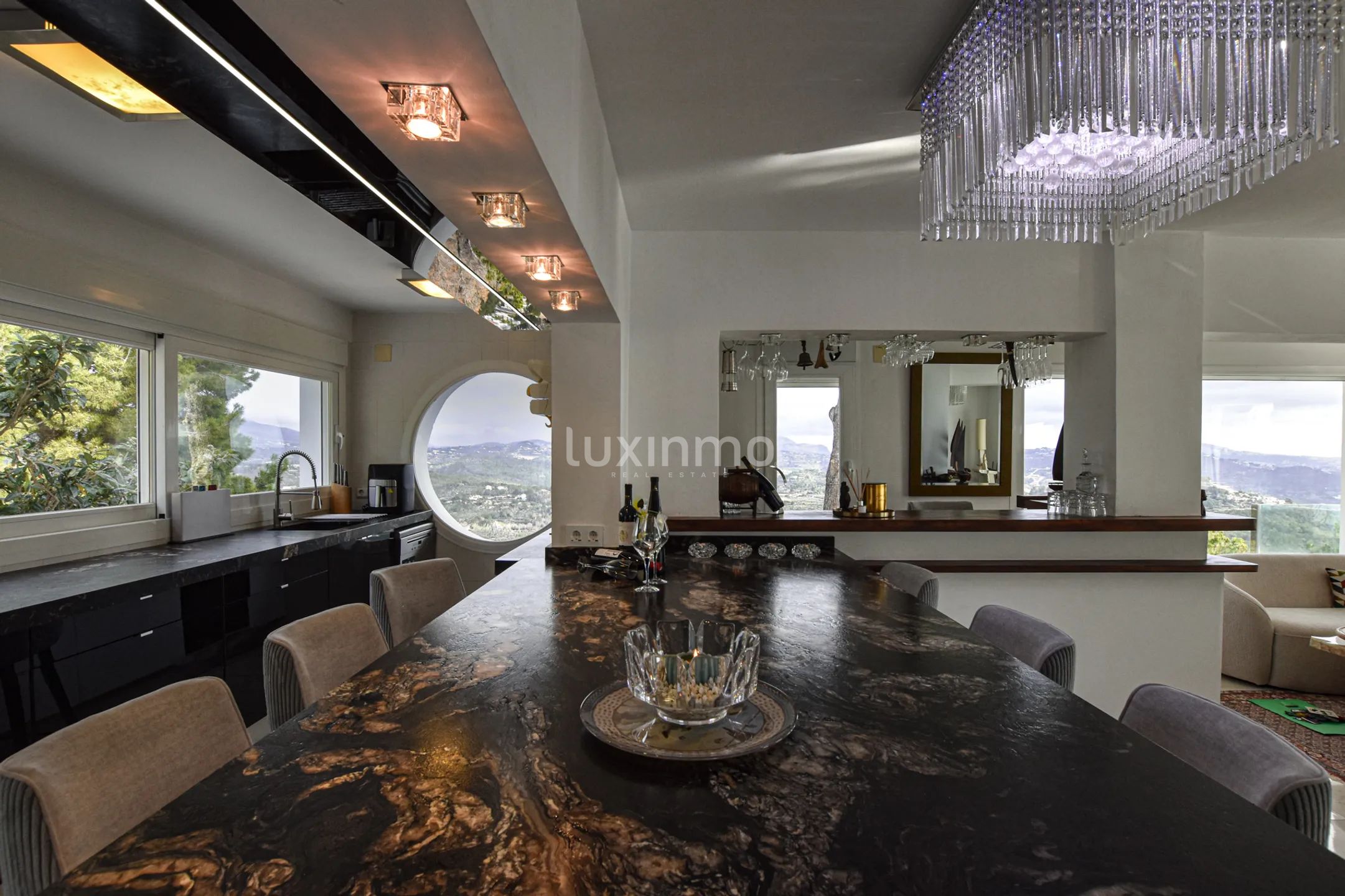 Villa à vendre dans l'emplacement unique d'Oltamar Calpe avec des vues panoramiques et des vues sur la mer — photo 17