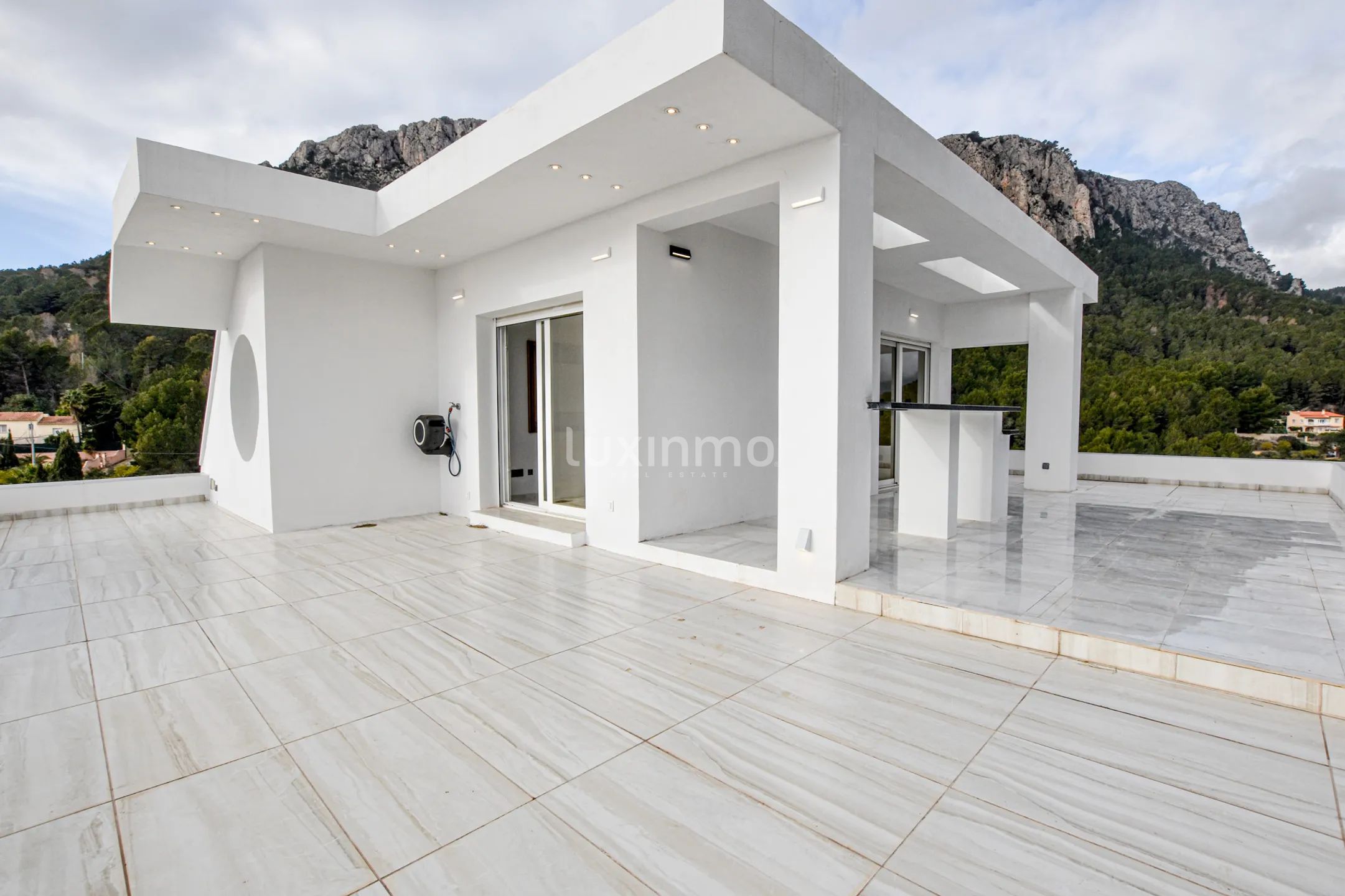 Villa à vendre dans l'emplacement unique d'Oltamar Calpe avec des vues panoramiques et des vues sur la mer — photo 34