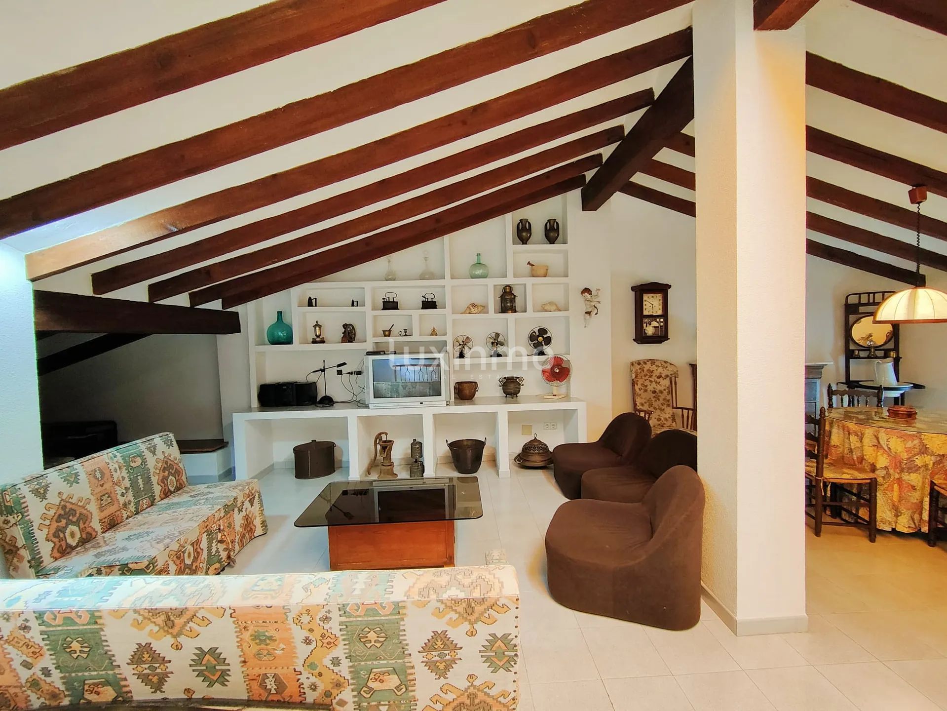 Goed bewaard eeuwfeest huis met een groot zwembad en fronton rechter — photo 21