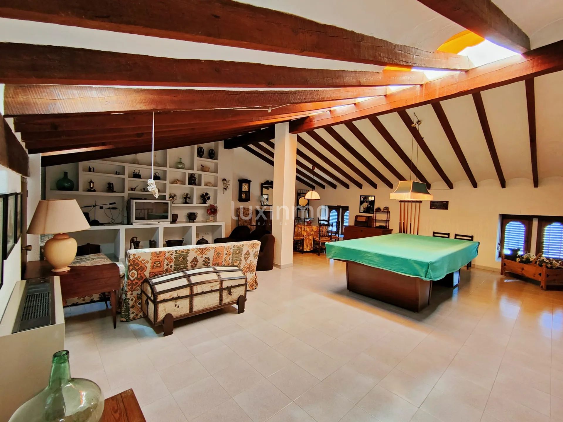 Goed bewaard eeuwfeest huis met een groot zwembad en fronton rechter — photo 20