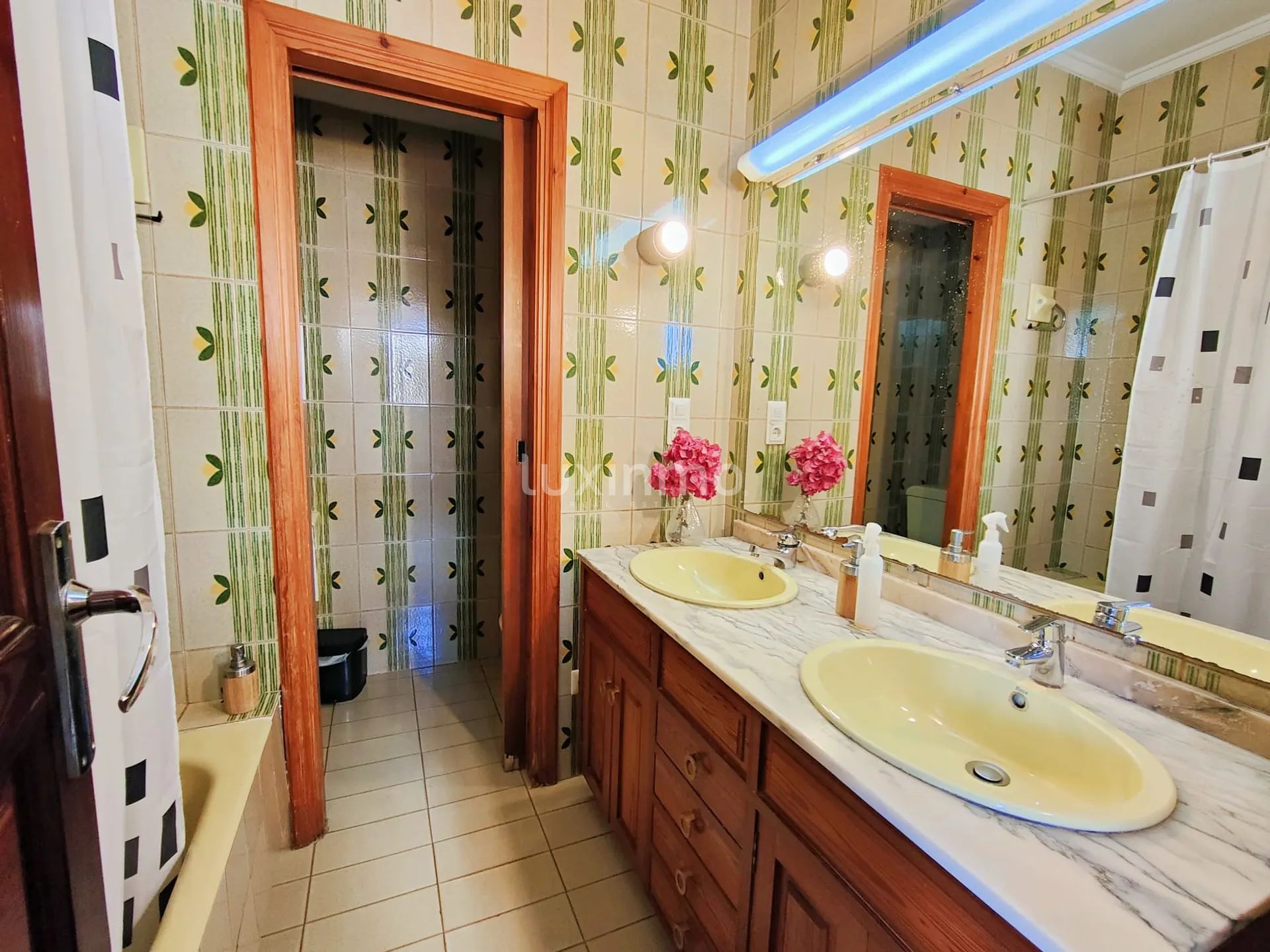 Maison centenaire bien préservée avec une grande piscine et un fronton — photo 9