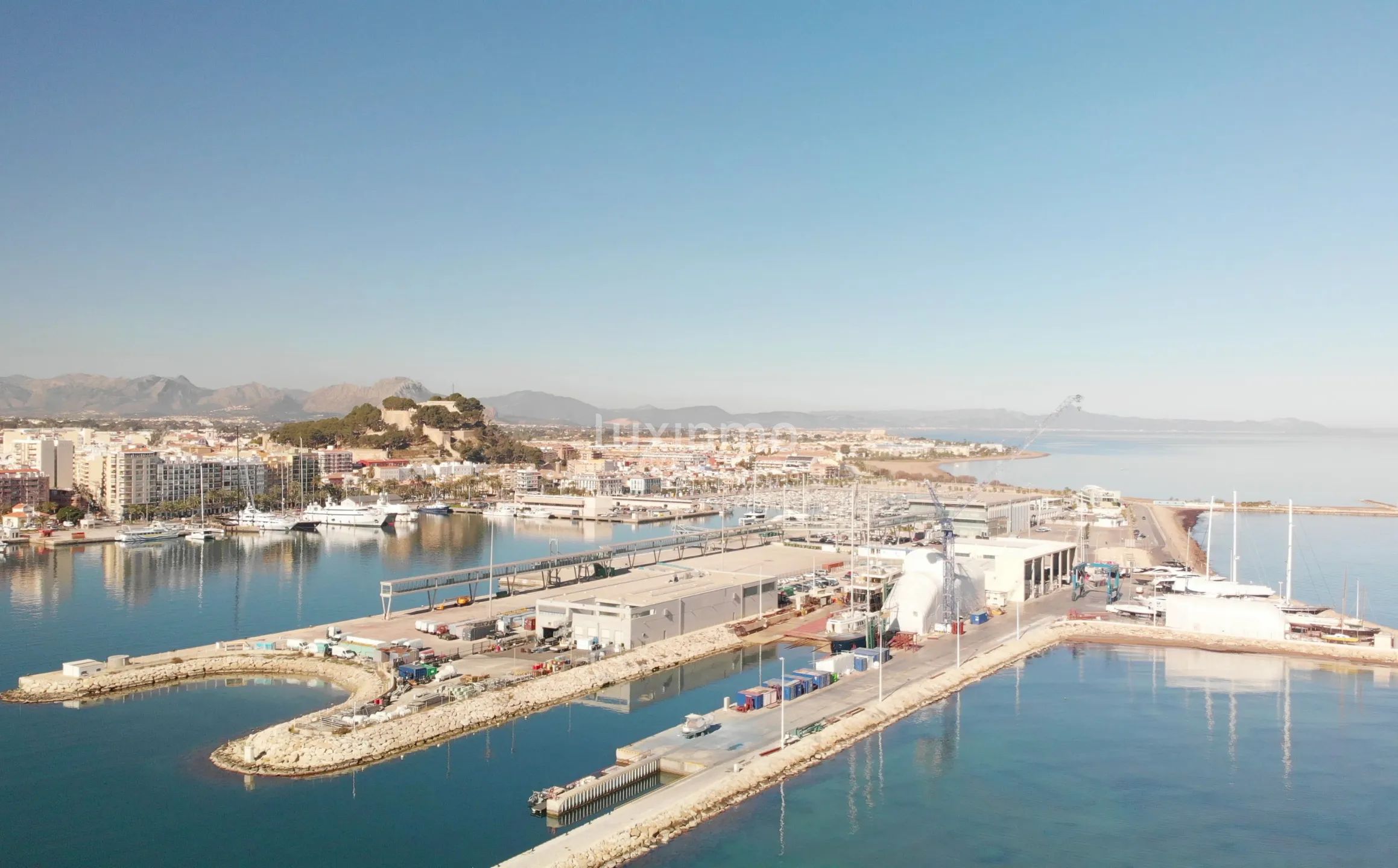 Современный дом на первой линии пляжа в Дении — photo 17