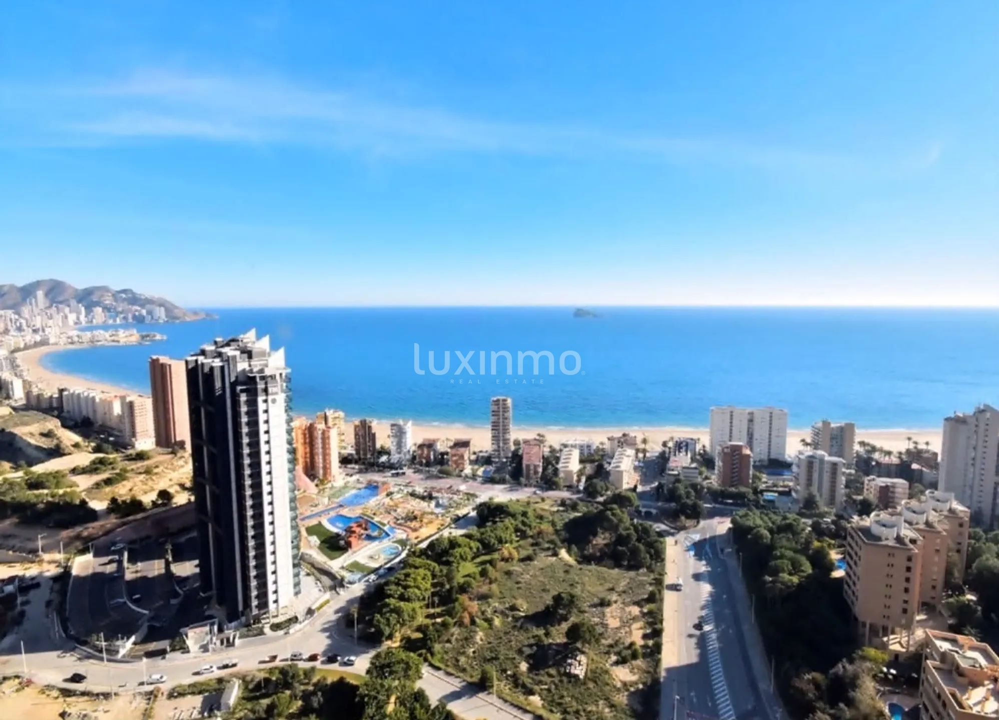 Duplex penthouse with solarium terrace located in Playa de Poniente in Benidorm — photo 1