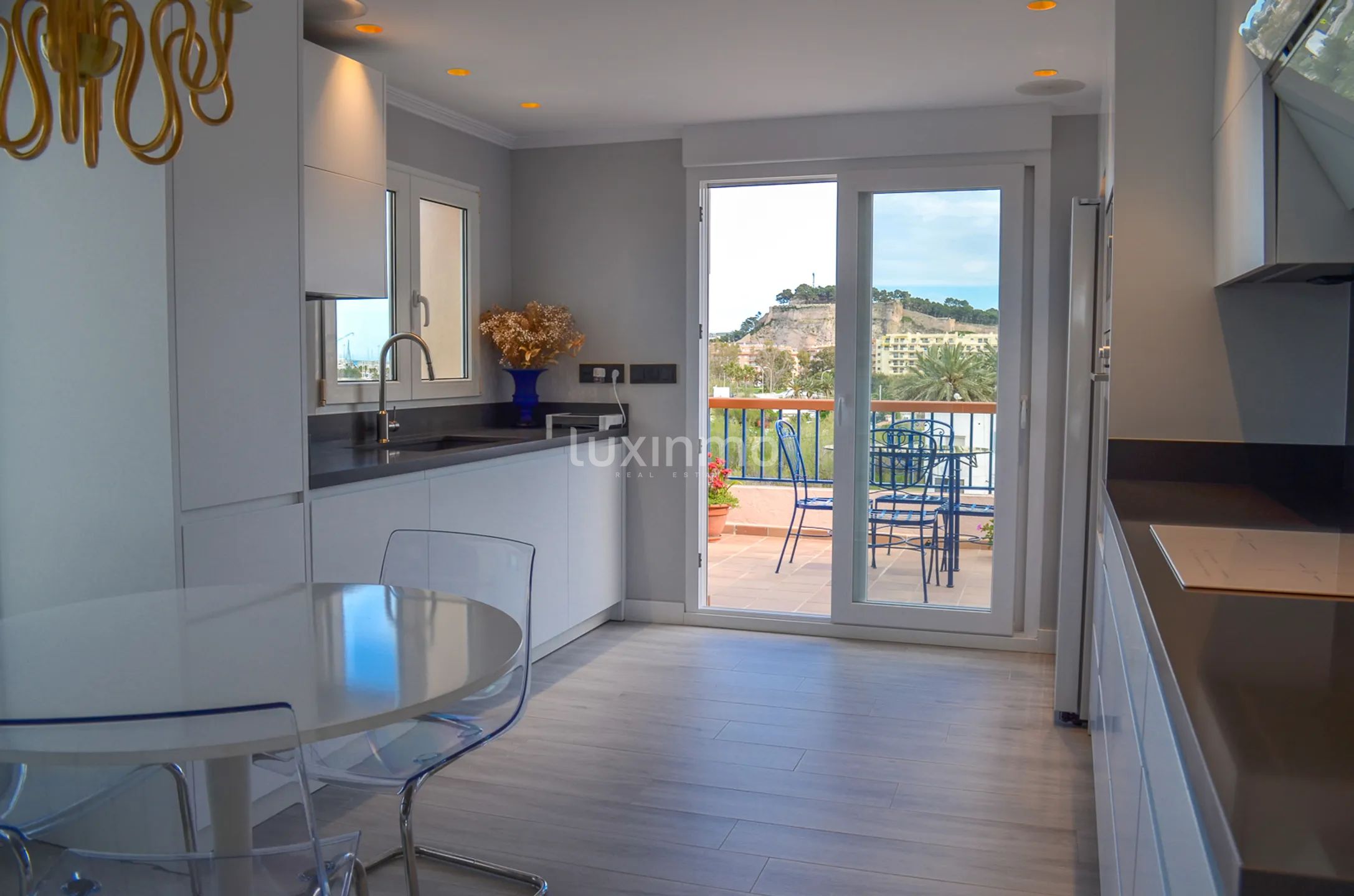 Luxury frontline penthouse — photo 17