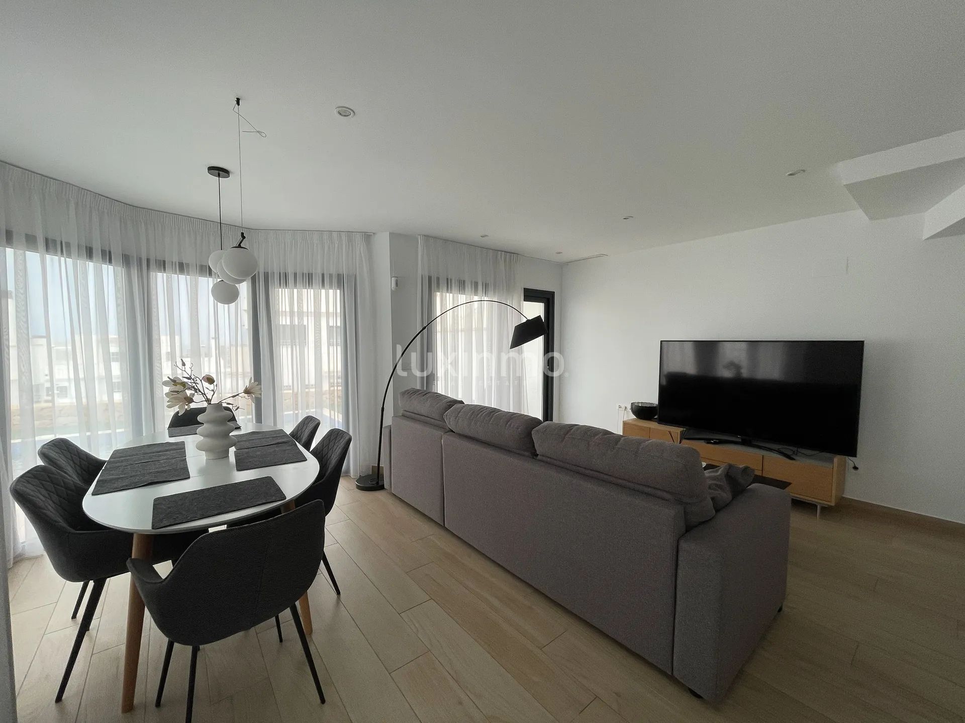 Dom w zabudowie bliźniaczej z basenem do wynajęcia — photo 11