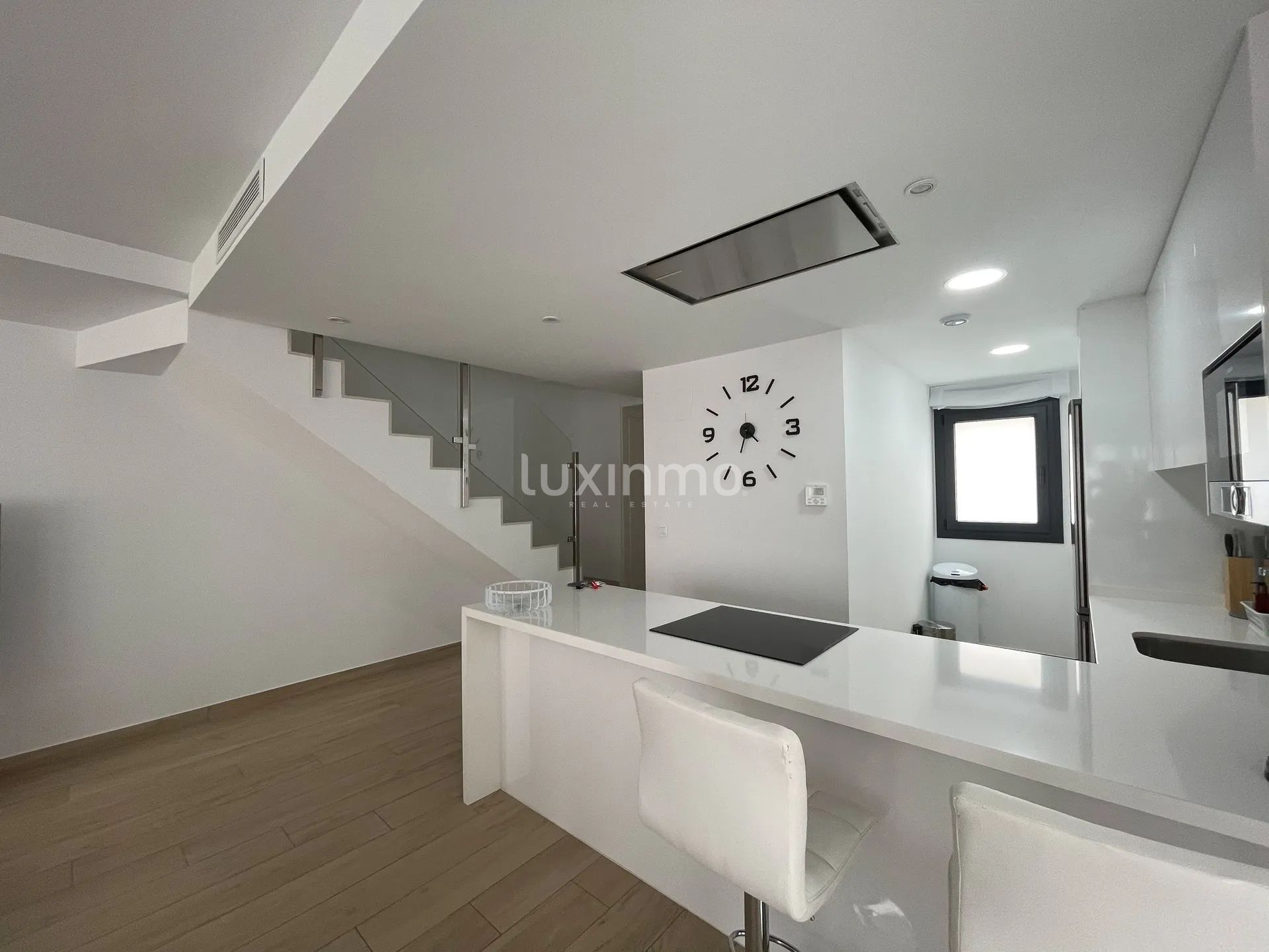 Dom w zabudowie bliźniaczej z basenem do wynajęcia — photo 9