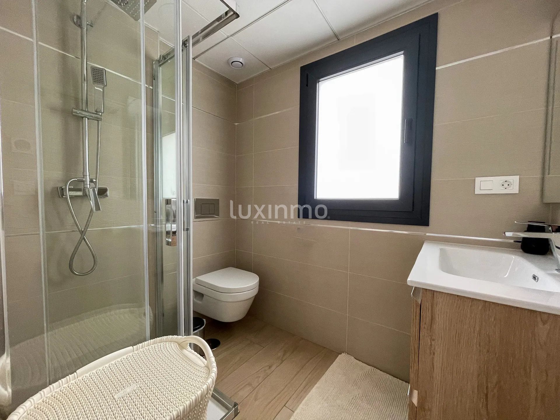 Dom w zabudowie bliźniaczej z basenem do wynajęcia — photo 17