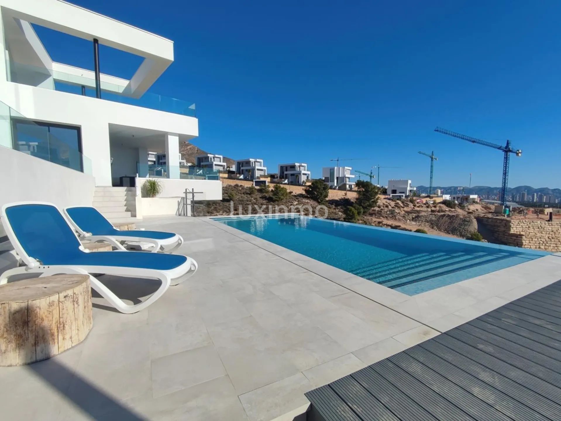 Large very well positioned modern villa with panoramic sea views for sale in Finestrat — photo 5