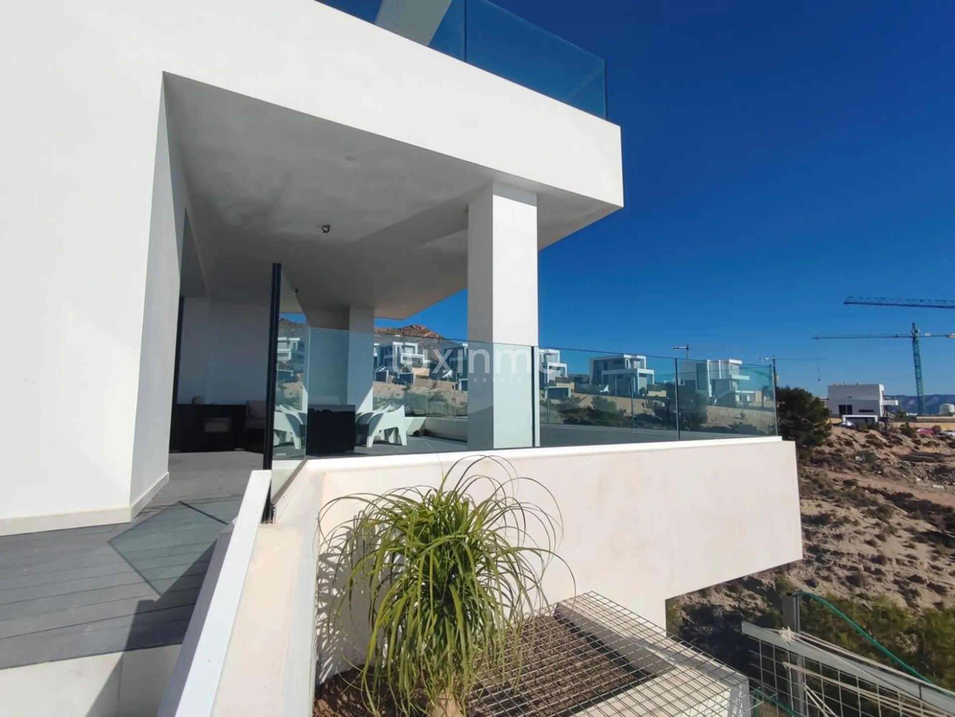Large very well positioned modern villa with panoramic sea views for sale in Finestrat — photo 4