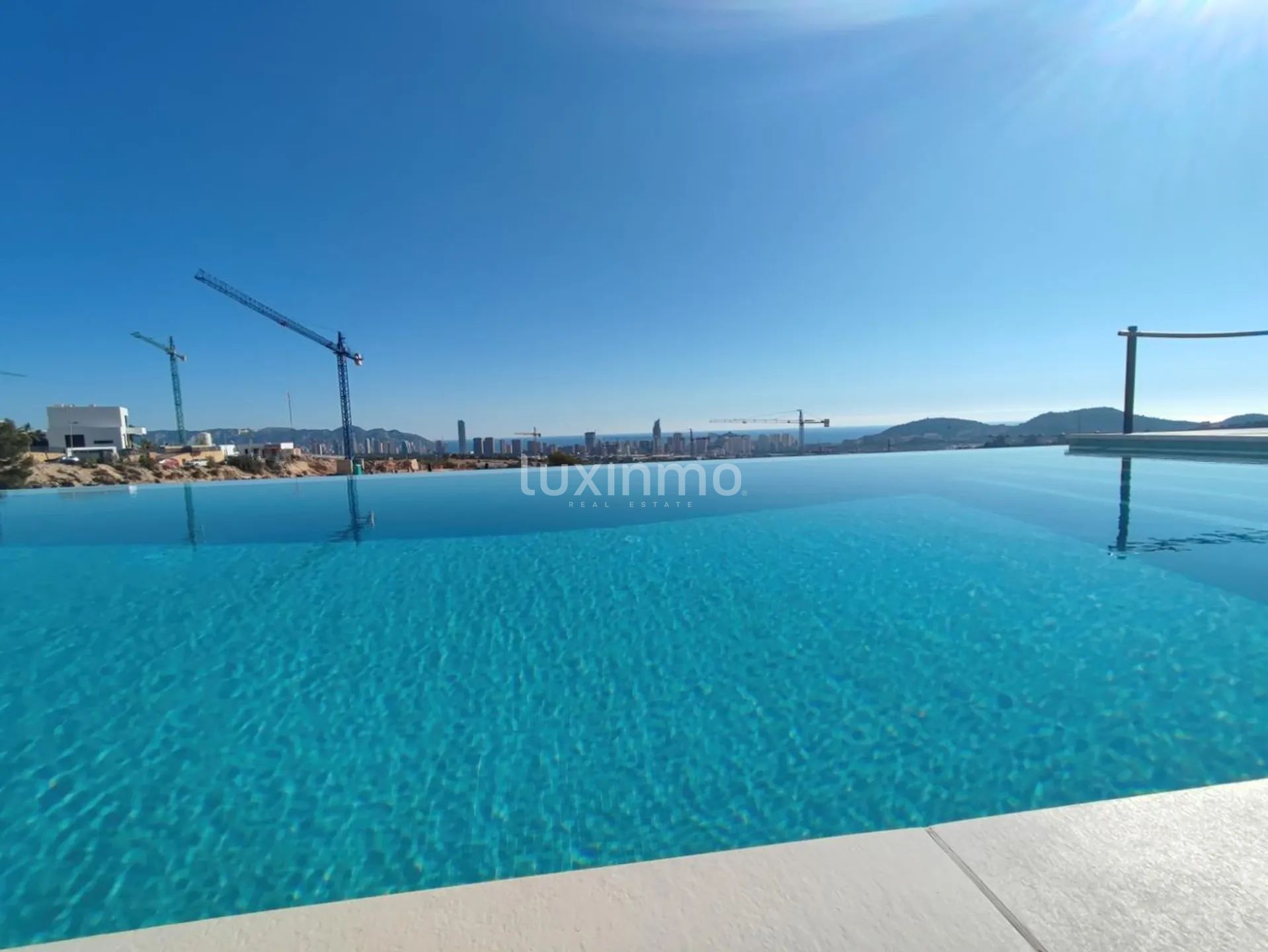 Grande villa moderne très bien placée avec vue panoramique sur la mer à vendre à Finestrat — photo 8