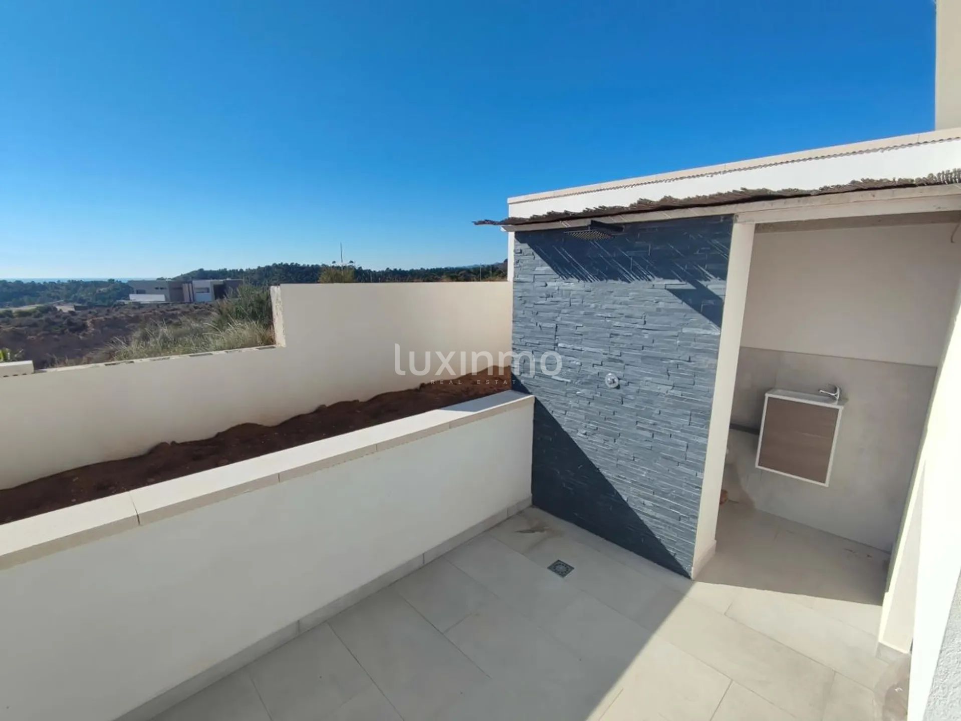 Grande villa moderne très bien placée avec vue panoramique sur la mer à vendre à Finestrat — photo 13