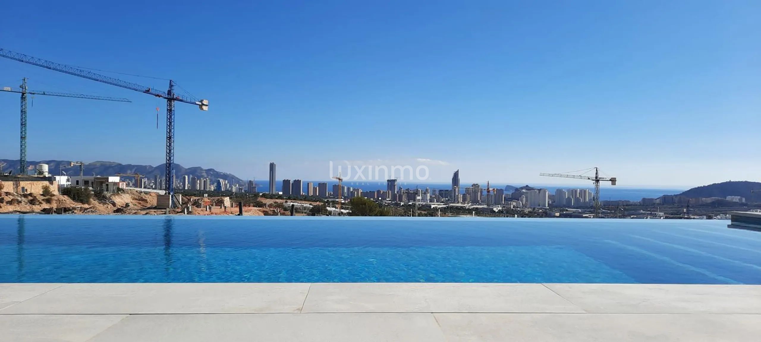 Grande villa moderne très bien placée avec vue panoramique sur la mer à vendre à Finestrat — photo 9