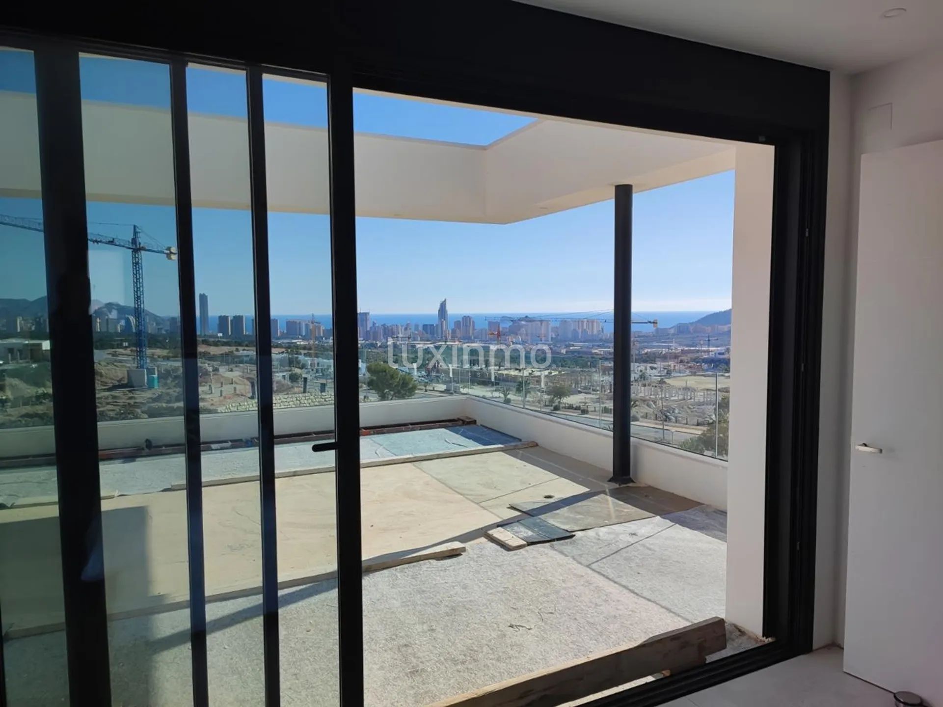 Grande villa moderne très bien placée avec vue panoramique sur la mer à vendre à Finestrat — photo 22